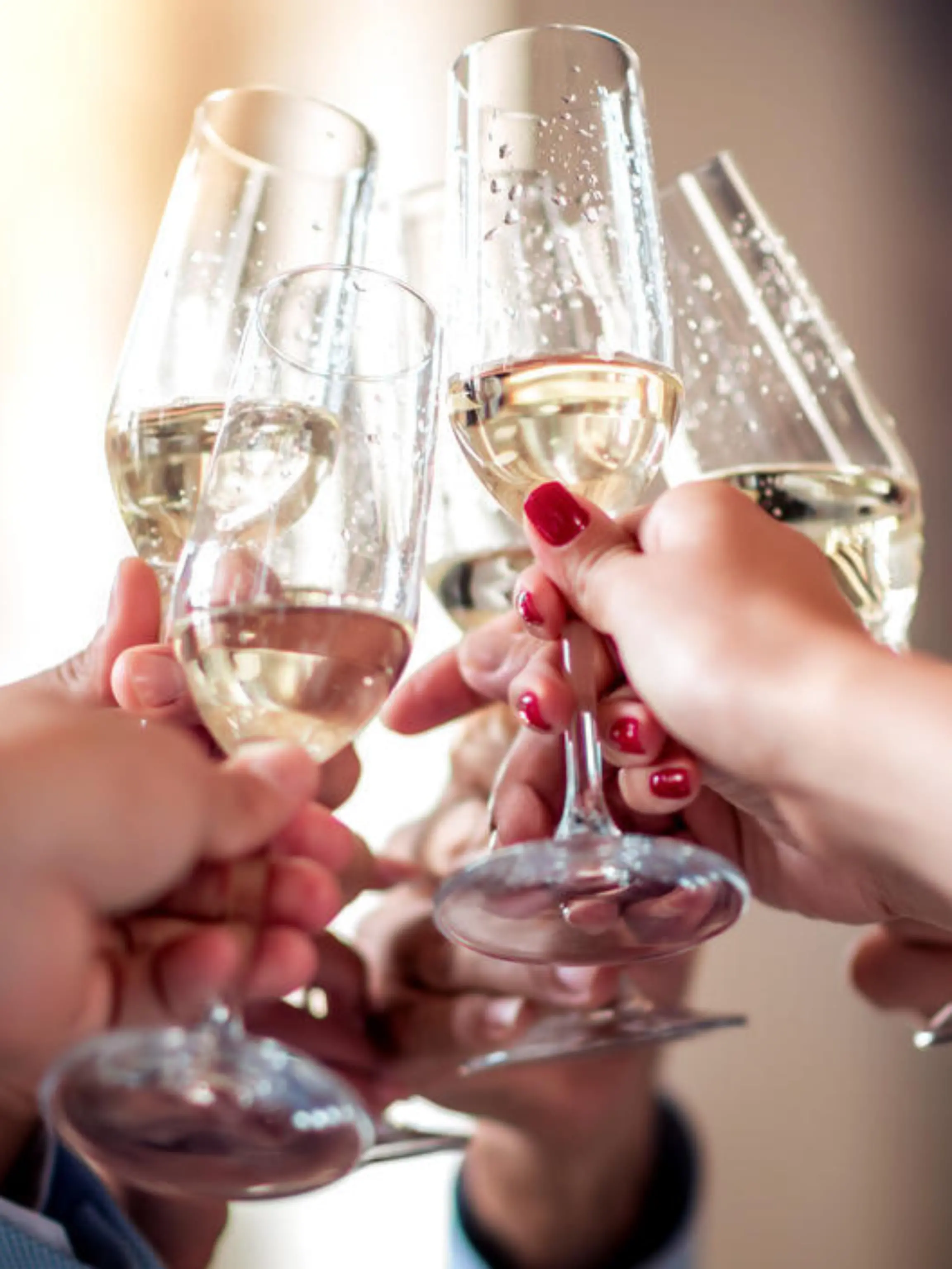 Champagnergläser mit Champagner oder einem Schaumwein