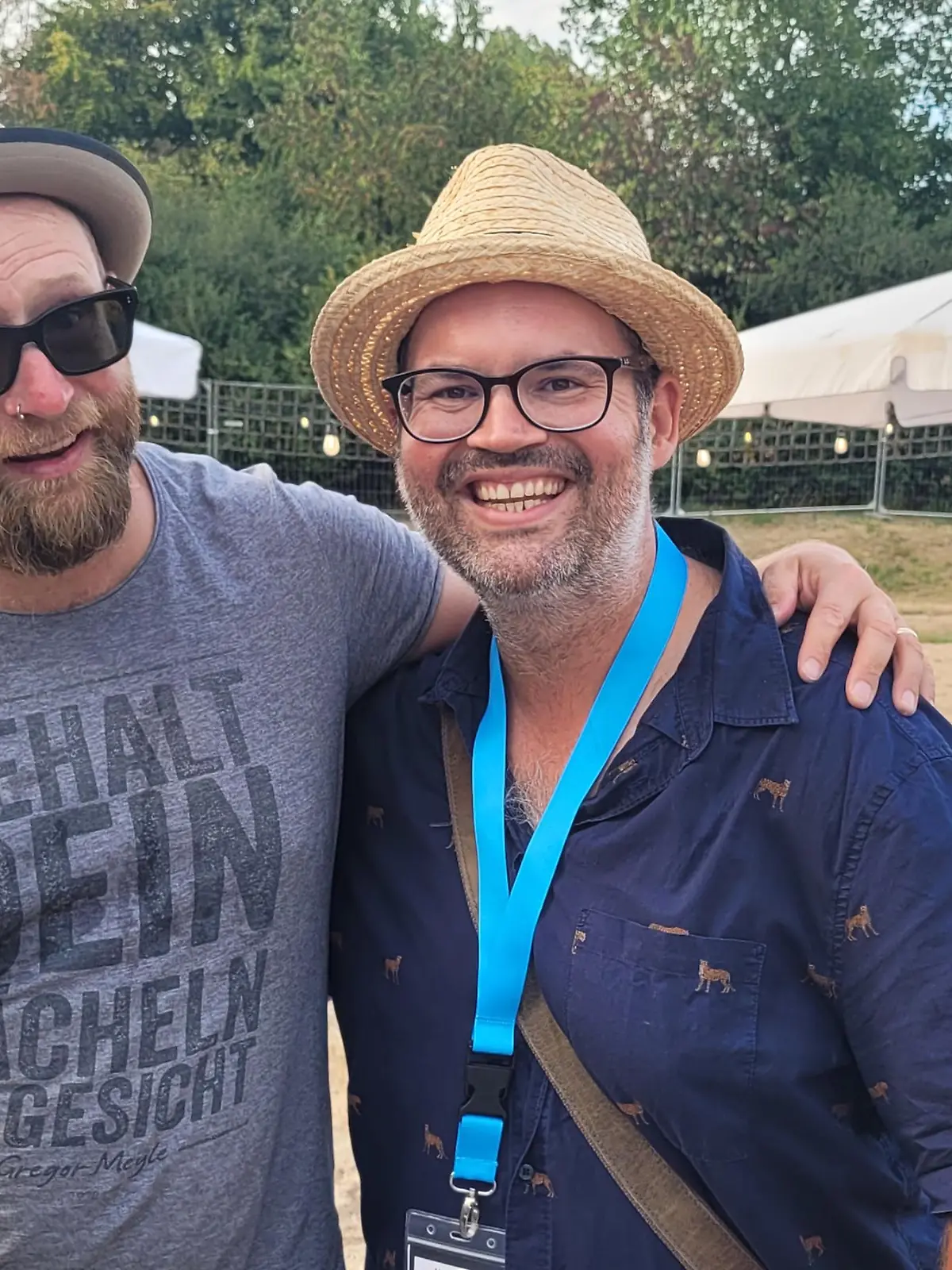 Gregor Meyle und Björn Heuser (v.l.) haben sich in Monheim am Rhein Backstage getroffen