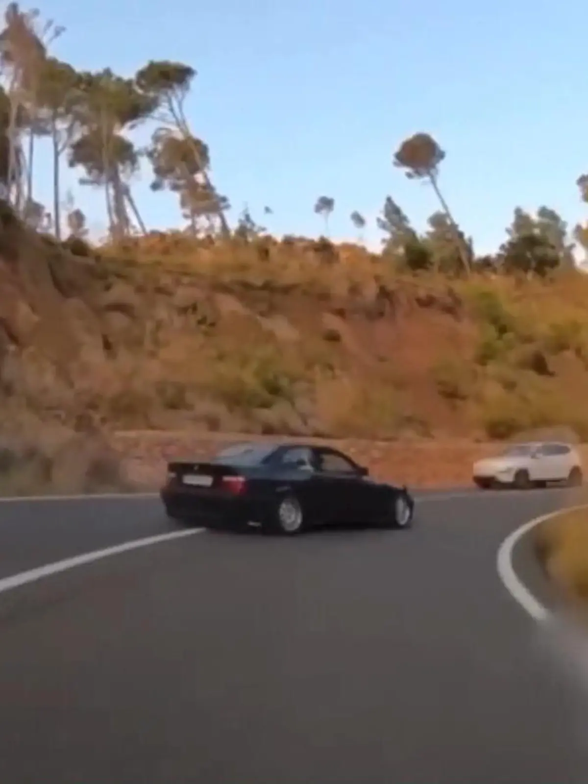 Eigentlich will dieser Autofahrer im Netz mit seinen coolen Überholmanövern prahlen – doch genau die führen jetzt dazu, das er eine fette Klage am Hals hat. Mehr Details gibts im Video.