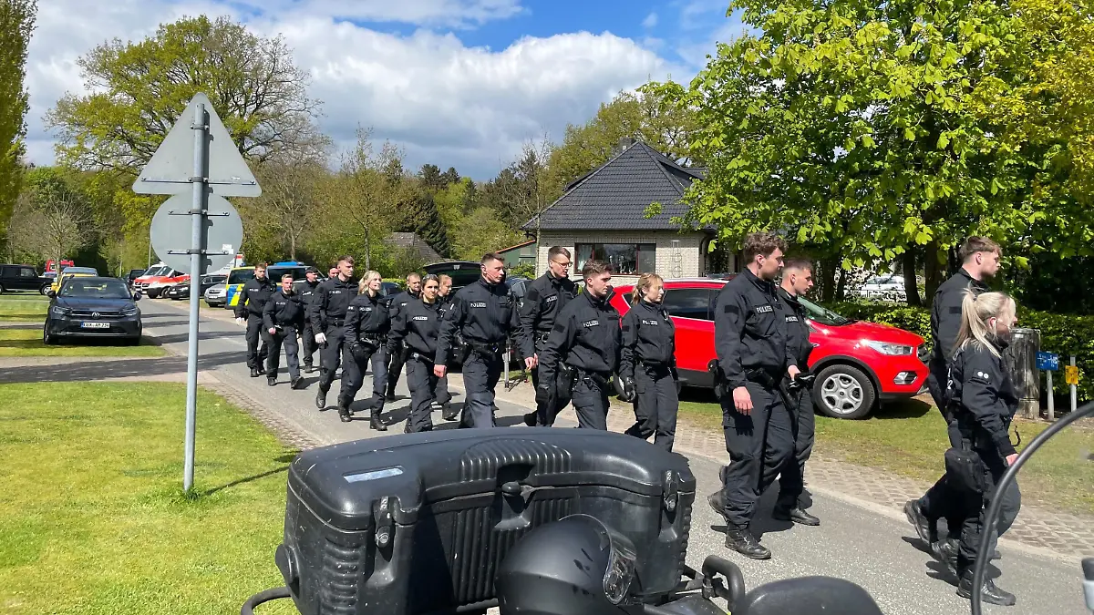 RTL Nord ist dabei, wie sich die Einsatzkräfte für die Suche zur Feuerwehr Elm begeben.