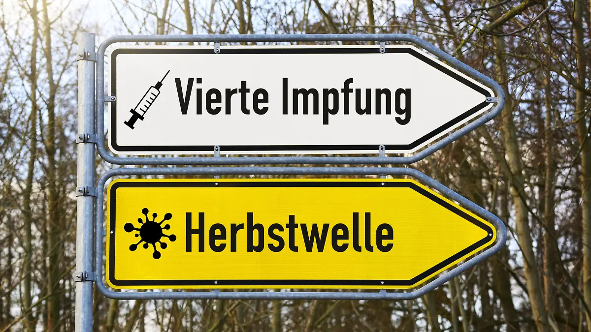 Straßenschilder mit den Aufschriften Herbstwelle und Vierte Impfung