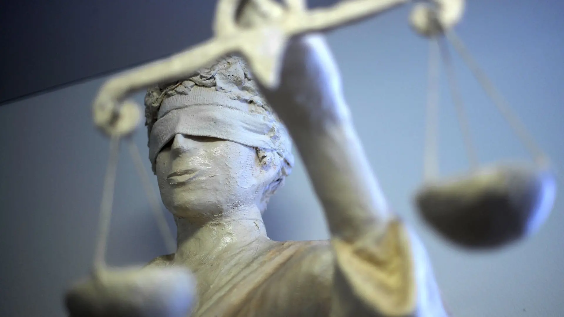 Die Statue Justitia ist in einem Gericht zu sehen.