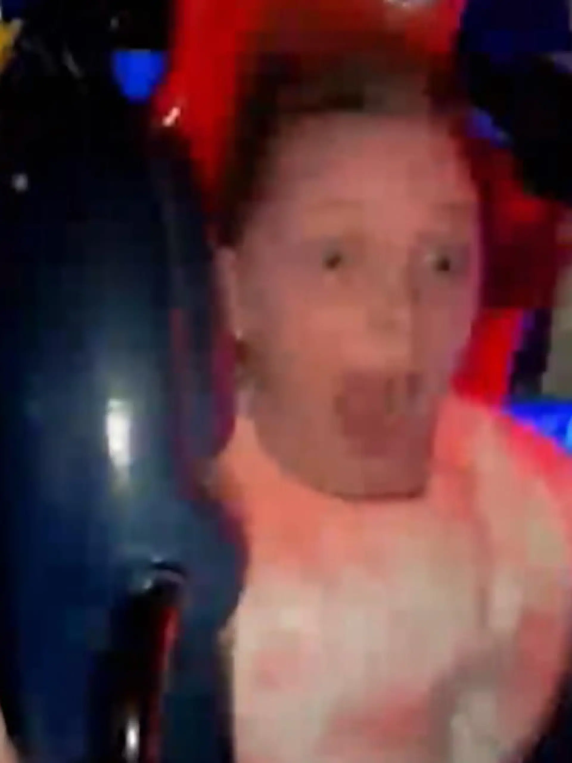 Das war wohl etwas zu viel Action für die kleine Molly. Die 9-Jährige fährt mit ihrem Papa AJ in einer Slingshot-Kugel und wird zweimal ohnmächtig.