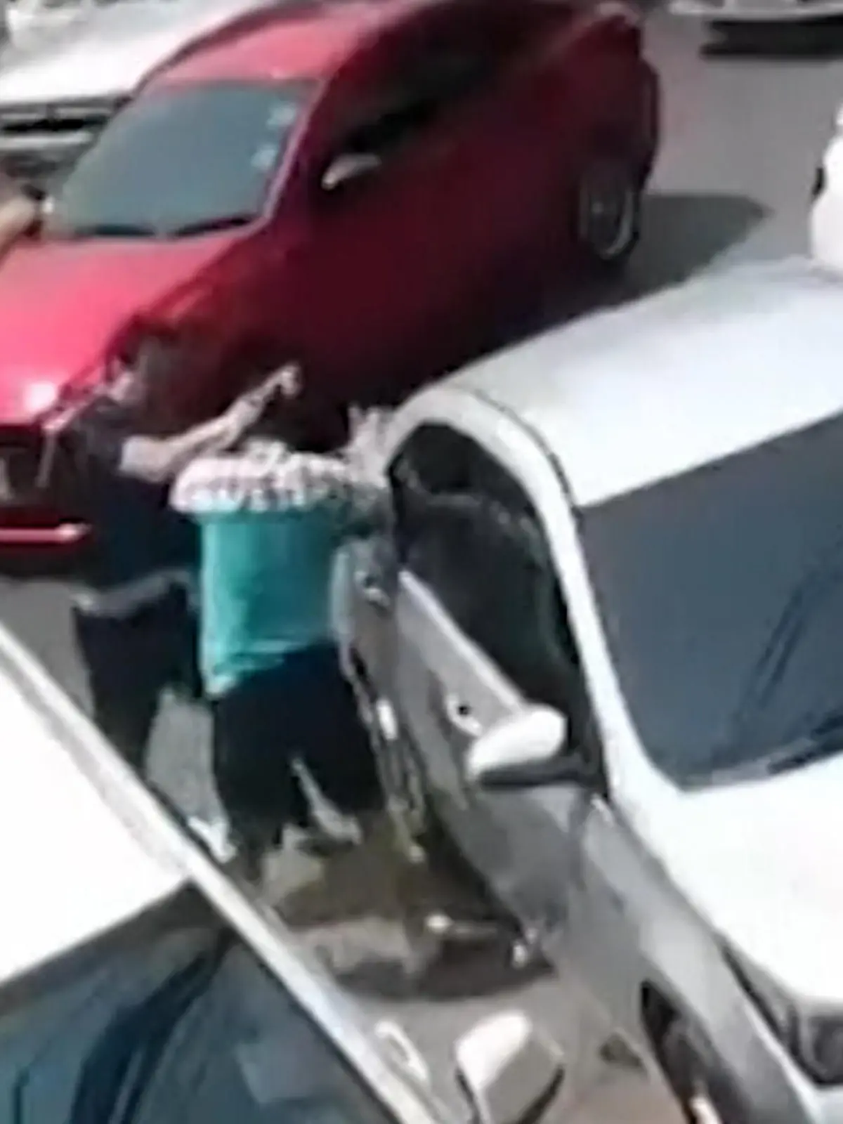 Autofahrer kennen das Problem: Wer verzweifelt auf der Suche nach einem Parkplatz ist, kann es schonmal an die Nerven bekommen. Wird einem dann auch noch eine freie Lücke vor der Nase weggeschnappt, ist das besonders ärgerlich. In Thailand ist die Situation im Streit um den Parkplatz nun völlig eskaliert.

Im Video seht ihr die skurrilen Szenen der Streithähne.
