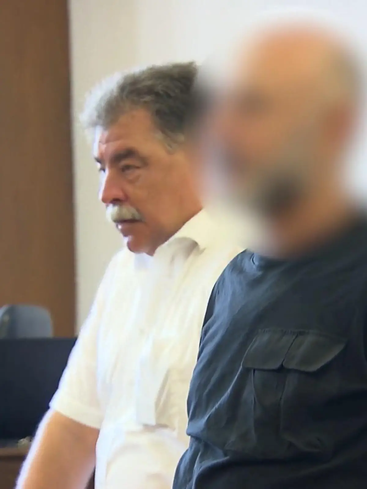 An den Bahngleisen im hessischen Obertshausen ist eine 44-jährige Frau mit einem Fleischerbeil lebensgefährlich verletzt worden. Der mutmaßliche Mörder soll ihr 59-jähriger Ehemann sein. Ein Jahr nach der grausamen Tat steht der Angeklagte vor dem Darmstädter Landgericht.