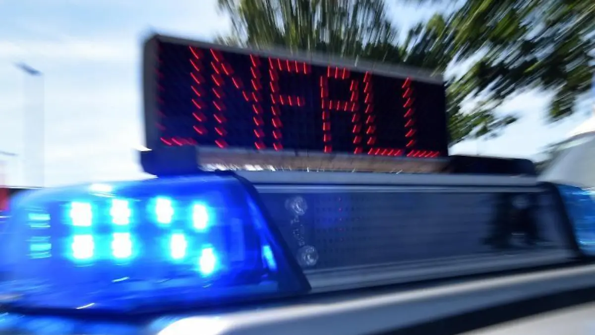 Blaulicht und LED-Laufschrift «Unfall»