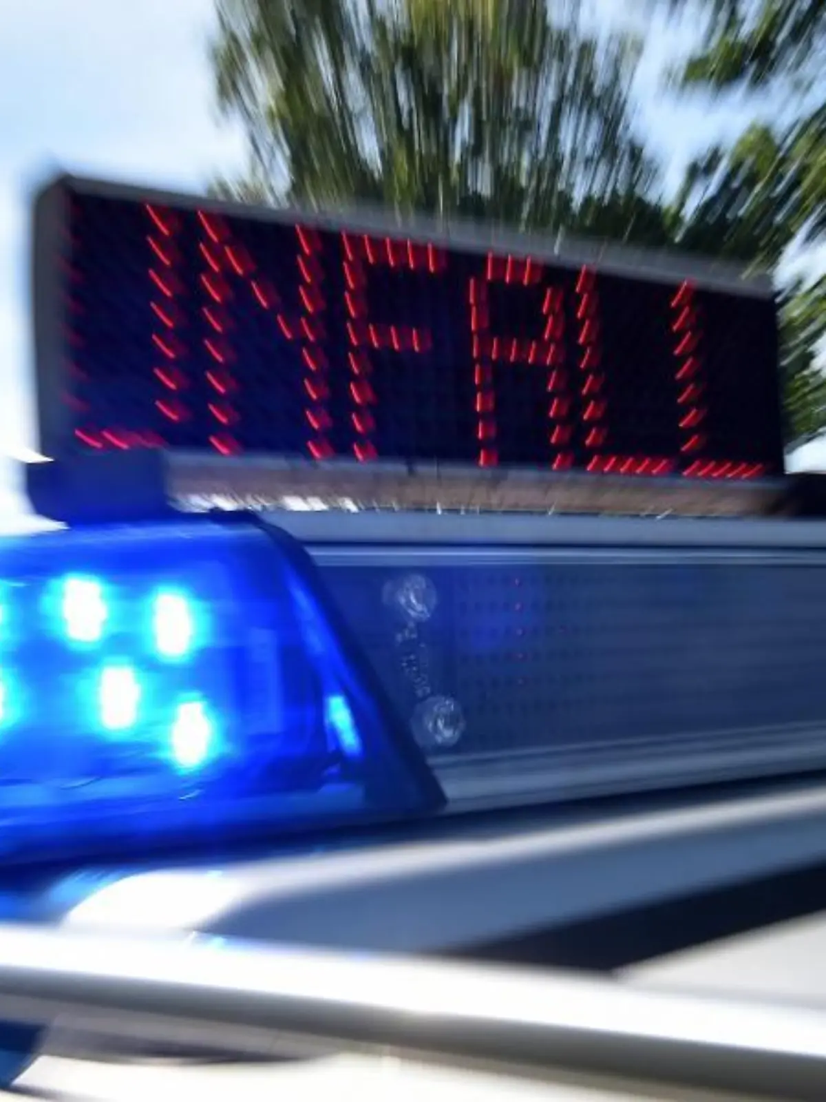 Blaulicht und LED-Laufschrift «Unfall»
