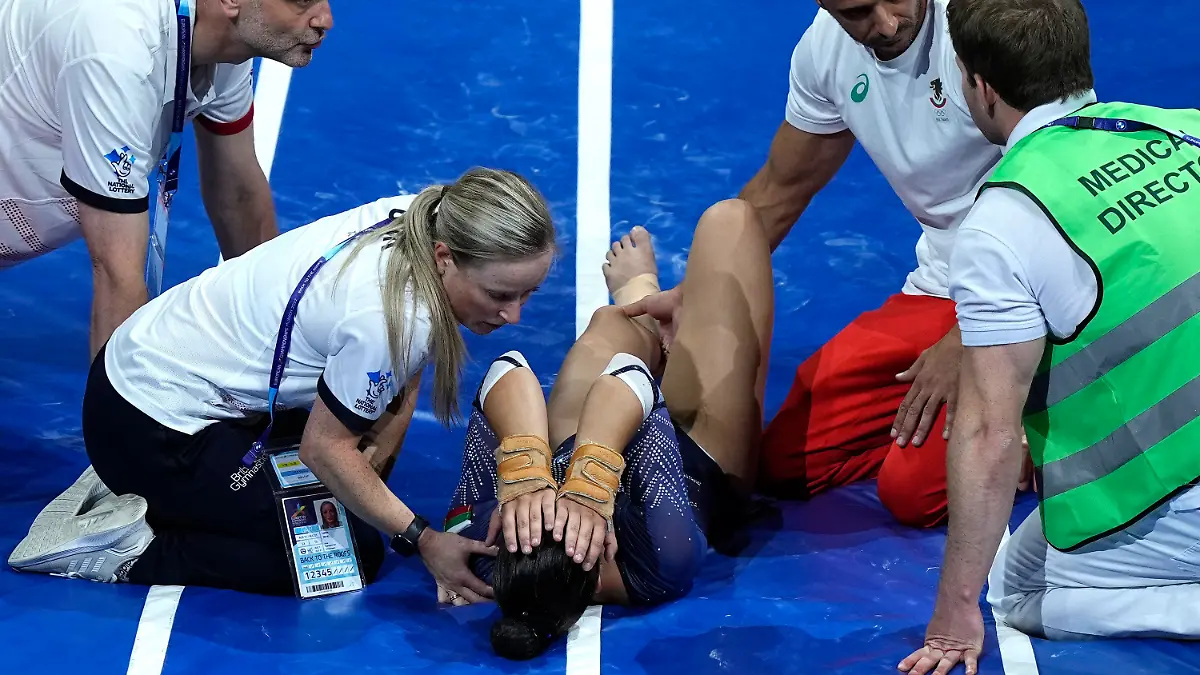 14.08.2022, München: European Championships, Europameisterschaft, Turnen, Finale, Frauen, Olympiapark: Walentina Georgiewa aus Bulgarien liegt verletzt auf der Matte. Foto: Martin Meissner/AP/dpa +++ dpa-Bildfunk +++