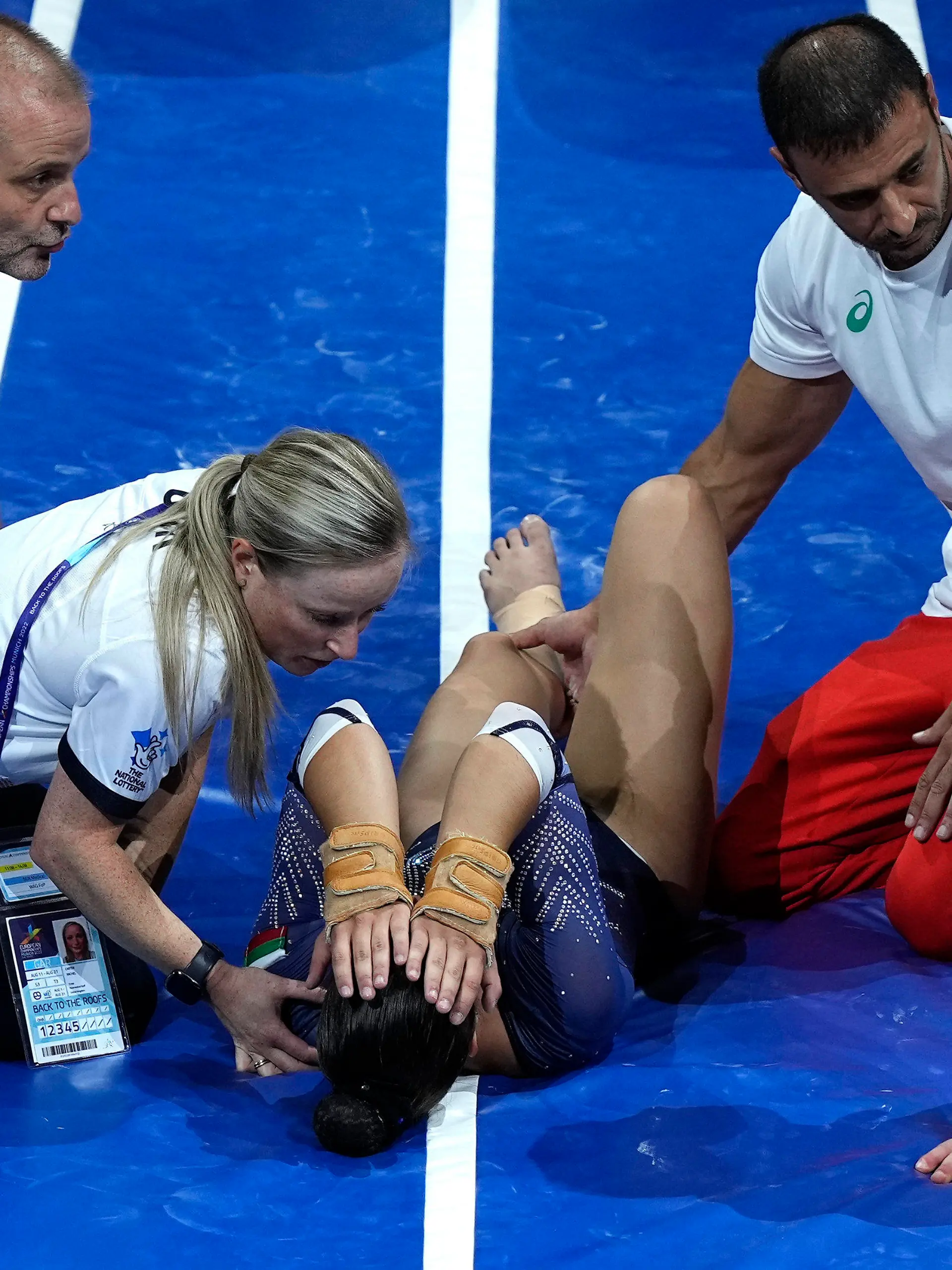 14.08.2022, München: European Championships, Europameisterschaft, Turnen, Finale, Frauen, Olympiapark: Walentina Georgiewa aus Bulgarien liegt verletzt auf der Matte. Foto: Martin Meissner/AP/dpa +++ dpa-Bildfunk +++