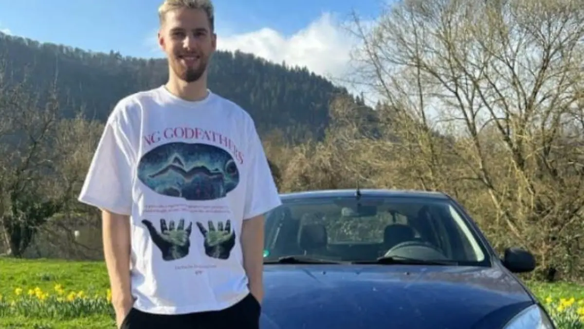 Anton Stach steht neben seinem Dacia Sandero