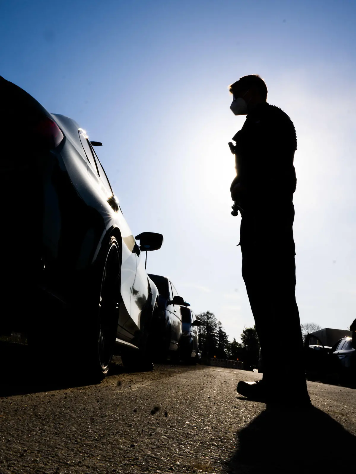 ARCHIV - 05.05.2022, Niedersachsen, Hildesheim: Polizisten kontrollieren Autofahrer.  (zu dpa: «Fahrer mit Eigenbrauer-Syndrom: Freispruch trotz Trunkenheit am Steuer») Foto: Julian Stratenschulte/dpa +++ dpa-Bildfunk +++