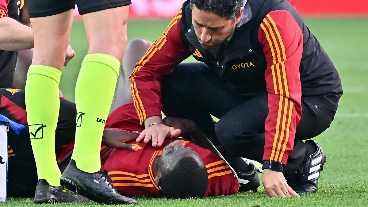 (240415) -- UDINE, April 15, 2024 (action press/Xinhua) -- Roma's Evan Ndicka (bottom) is seen after he collapsed on the ground during a Serie A football match between Udinese and Roma in Udine, Italy, April. 14, 2024. The match was abruptly suspended on Sunday after Roma's defender Evan Ndicka exhibited signs of heart problems. (Photo by Diego Petrussi/action press/Xinhua) / action press