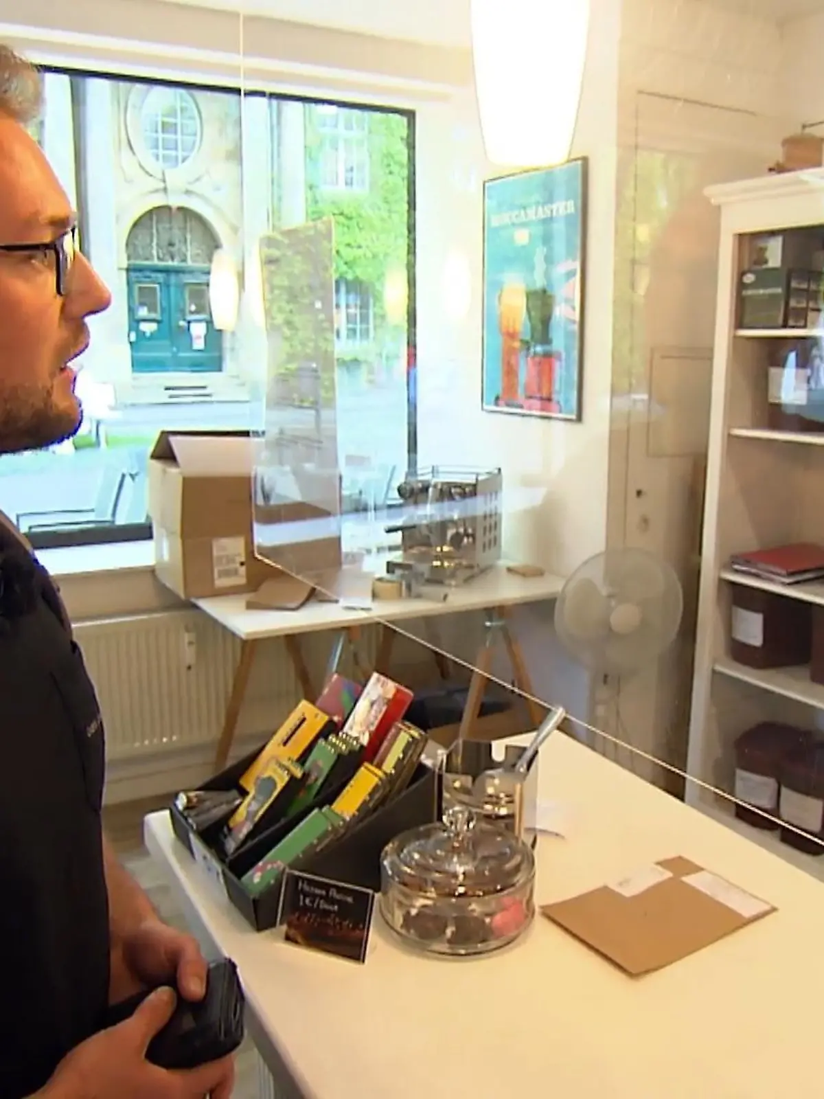 Mal eben beim Bäcker einen Kaffee bestellen, nebenbei mit einem anderen Kunden über das Wetter reden – für die meisten ist das Alltag und nicht weiter mit Problemen verbunden. Anders aber für Michael: Er stottert seit seinem sechsten Lebensjahr, direkte Kommunikation mit anderen bedeutet für ihn Stress pur. Wie er die Alltagshürden dank einer ganz speziellen Therapie jetzt nimmt – im Video!