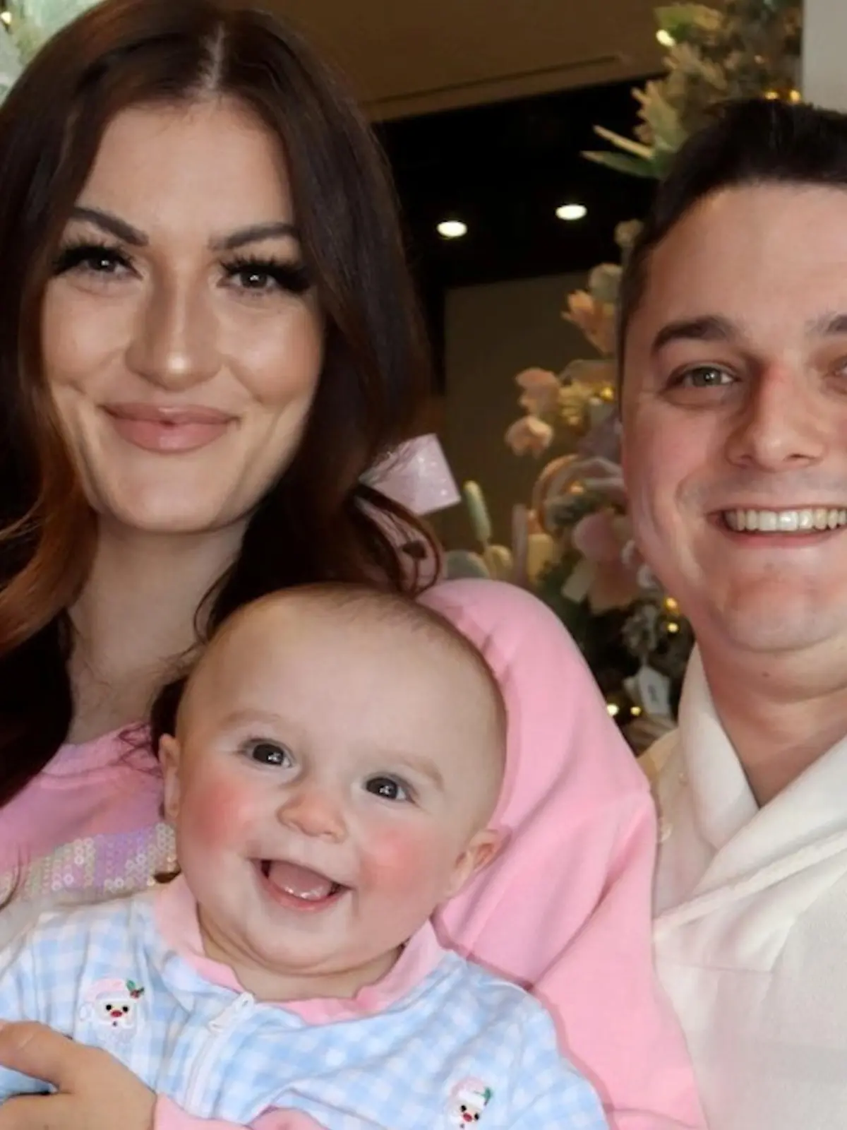 Hope James Fifield (28) aus Kentucky liebt es nach eigener Aussage eine heiße Ehefrau zu sein und für ihren Mann gut auszusehen. Um ihrem eigenen Anspruch gerecht zu werden, macht sie sich nur wenige Stunden vor der Geburt ihres ersten Babys deswegen auch noch die Fingernägel.

Im Video erfahrt ihr, was ihr eigentlicher Plan für die Entbindung war, sie diesen dann aber doch sein gelassen hat.