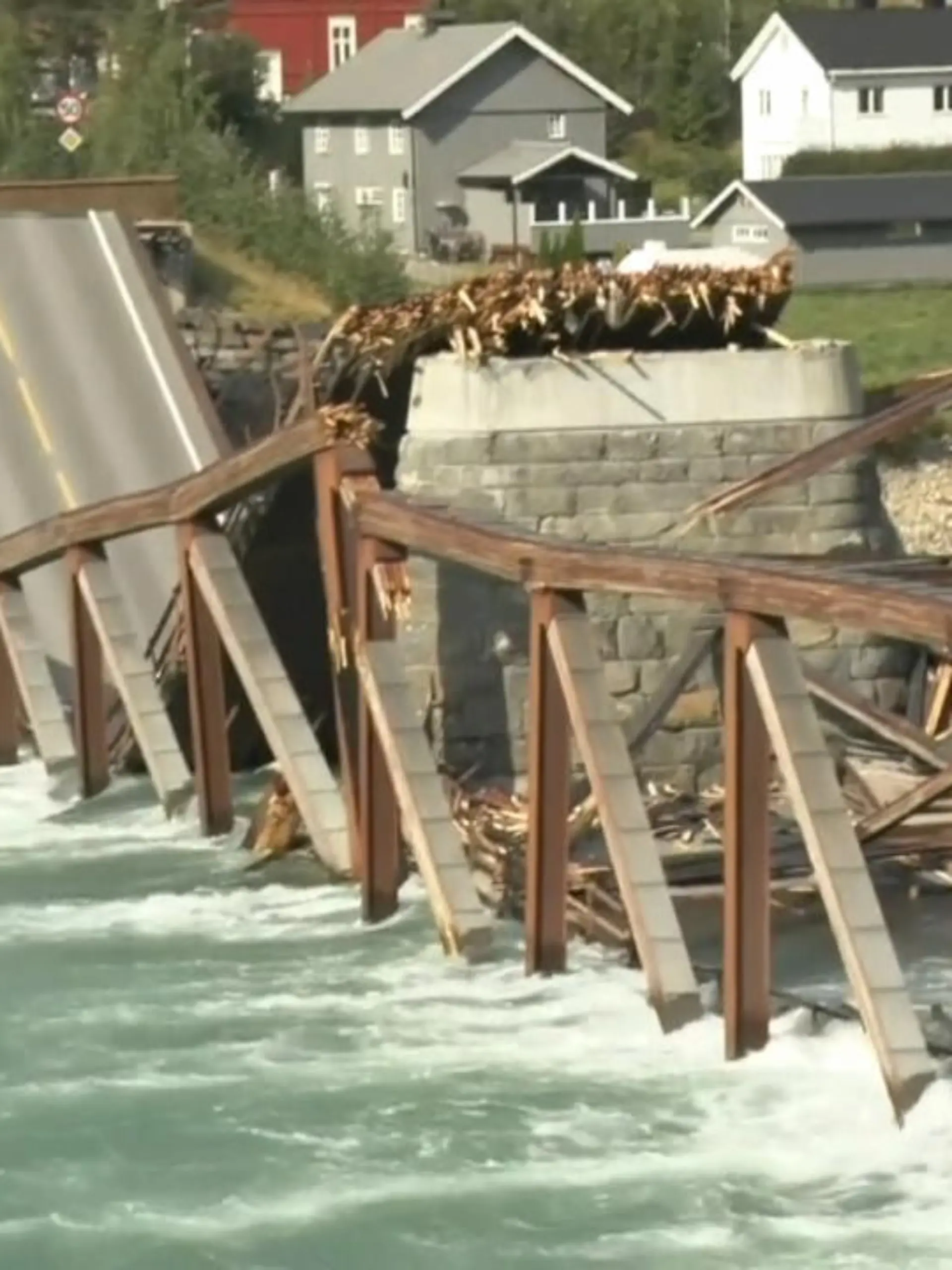 Im Süden von Norwegen ist eine Brücke eingestürzt, während zwei Fahrzeuge darauf waren. Wie durch ein Wunder ist niemand verletzt worden.