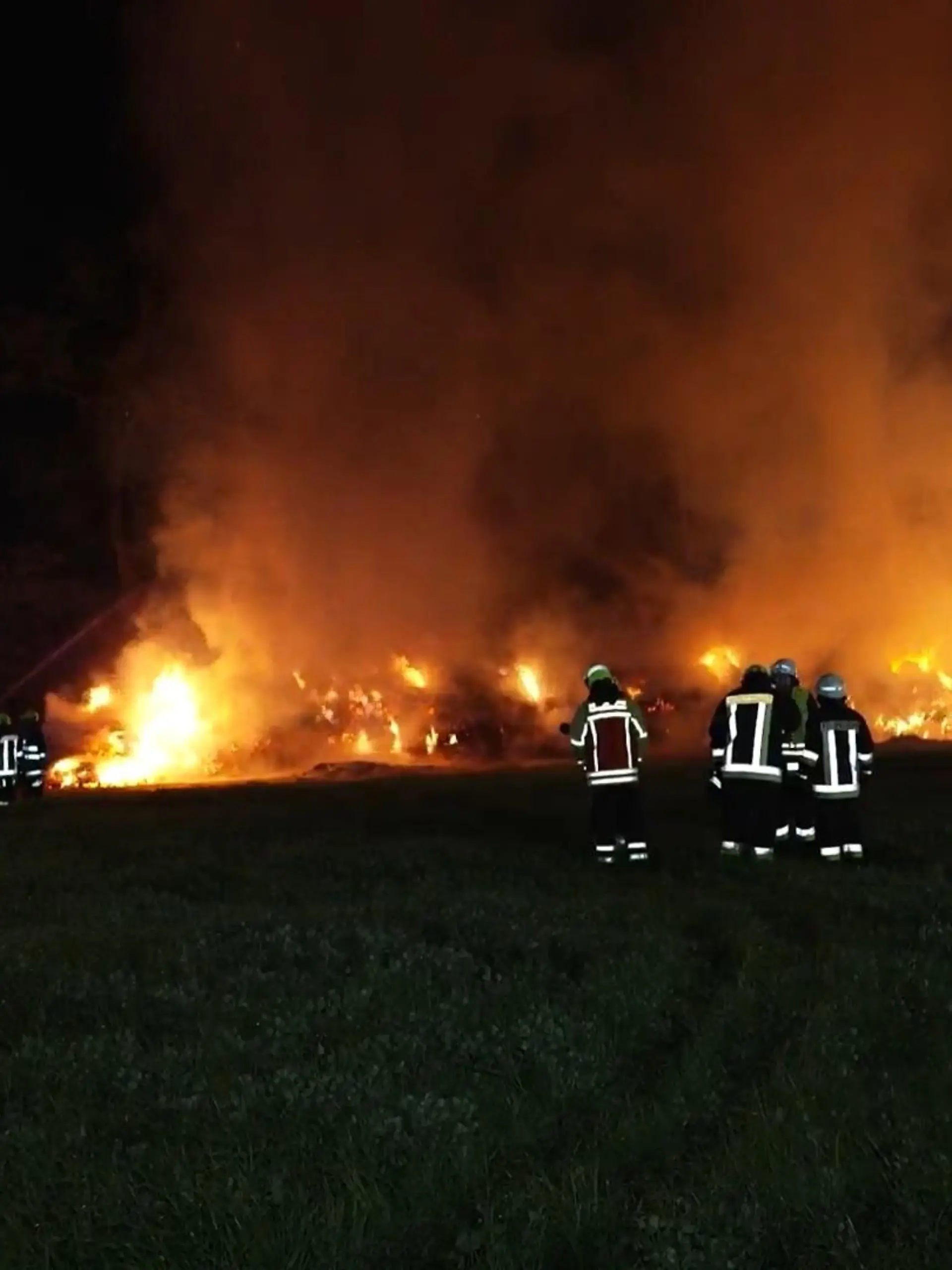 Die Menschen machen kaum noch ein Auge zu. Südlich von Ingolstadt (Oberbayern) treiben offenbar Feuerteufel ihr Unwesen. Die Anwohner sind sich sicher: Dort kann nur jemand am Werk sein, der sich auskennt. Im Video erzählen Betroffene, wie sie die Brände erlebt haben.