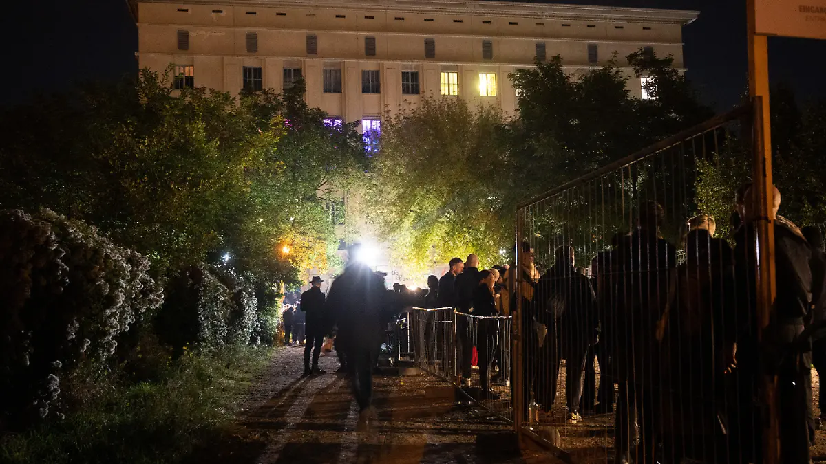 ARCHIV - 02.10.2021, Berlin: Mehrere hundert Menschen stehen vor dem Berghain an. Im Berghain Club mit der dazu gehörenden Panorama Bar wird eine erste «Klubnacht» nach Beginn der Corona-Pandemie gefeiert. (zu dpa: «Club-Ranking: Kölns «Bootshaus» vor Berlins «Berghain» - Ibiza spitze») Foto: Christophe Gateau/dpa +++ dpa-Bildfunk +++