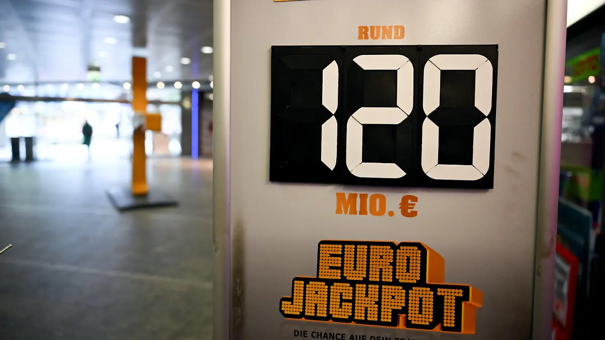 22.04.2024, Nordrhein-Westfalen, Düsseldorf: Ein Schild wirbt für die Gewinnsumme von 120 Millionen Euro im Eurojackpot. Am Dienstag, 23.04. 2024, werden die Zahlen gezogen. Sollte ein Gewinner aus Deutschland kommen, wäre der deutsche Gewinnrekord eingestellt. Foto: Federico Gambarini/dpa +++ dpa-Bildfunk +++