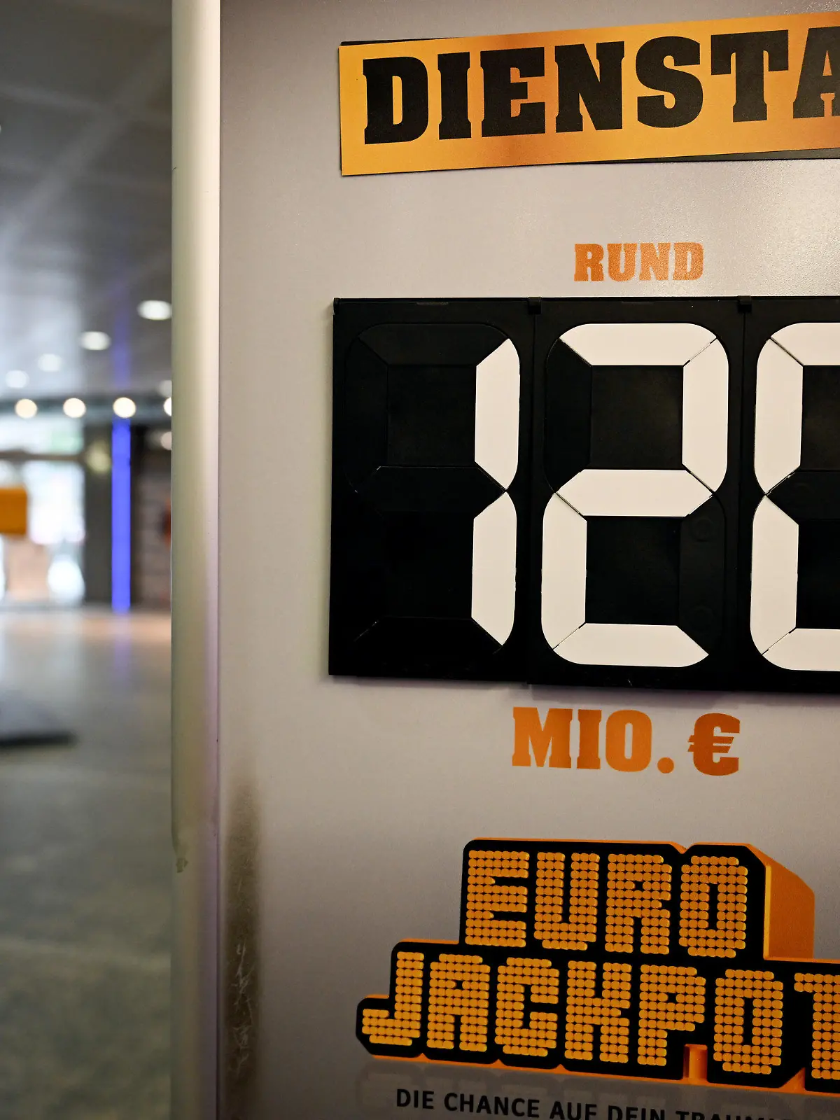 22.04.2024, Nordrhein-Westfalen, Düsseldorf: Ein Schild wirbt für die Gewinnsumme von 120 Millionen Euro im Eurojackpot. Am Dienstag, 23.04. 2024, werden die Zahlen  gezogen. Sollte ein Gewinner aus Deutschland kommen, wäre der deutsche Gewinnrekord eingestellt. Foto: Federico Gambarini/dpa +++ dpa-Bildfunk +++