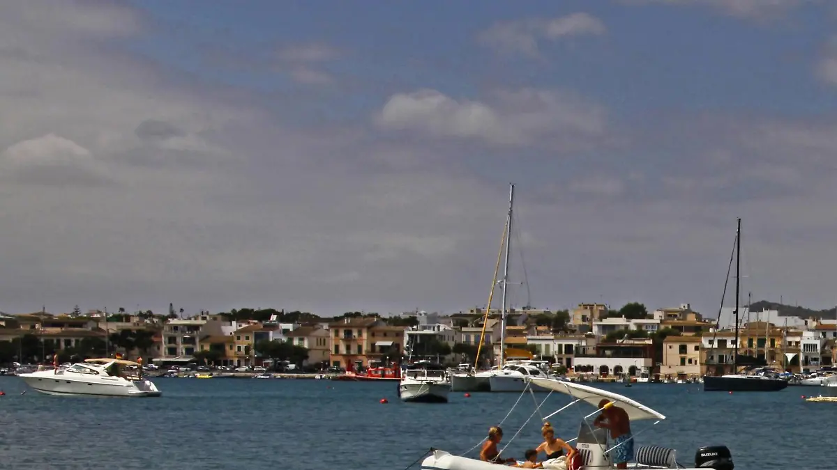 Familie auf Surfbrett, Strand, Portocolom, Mallorca, Balearen, Spanien | Verwendung weltweit