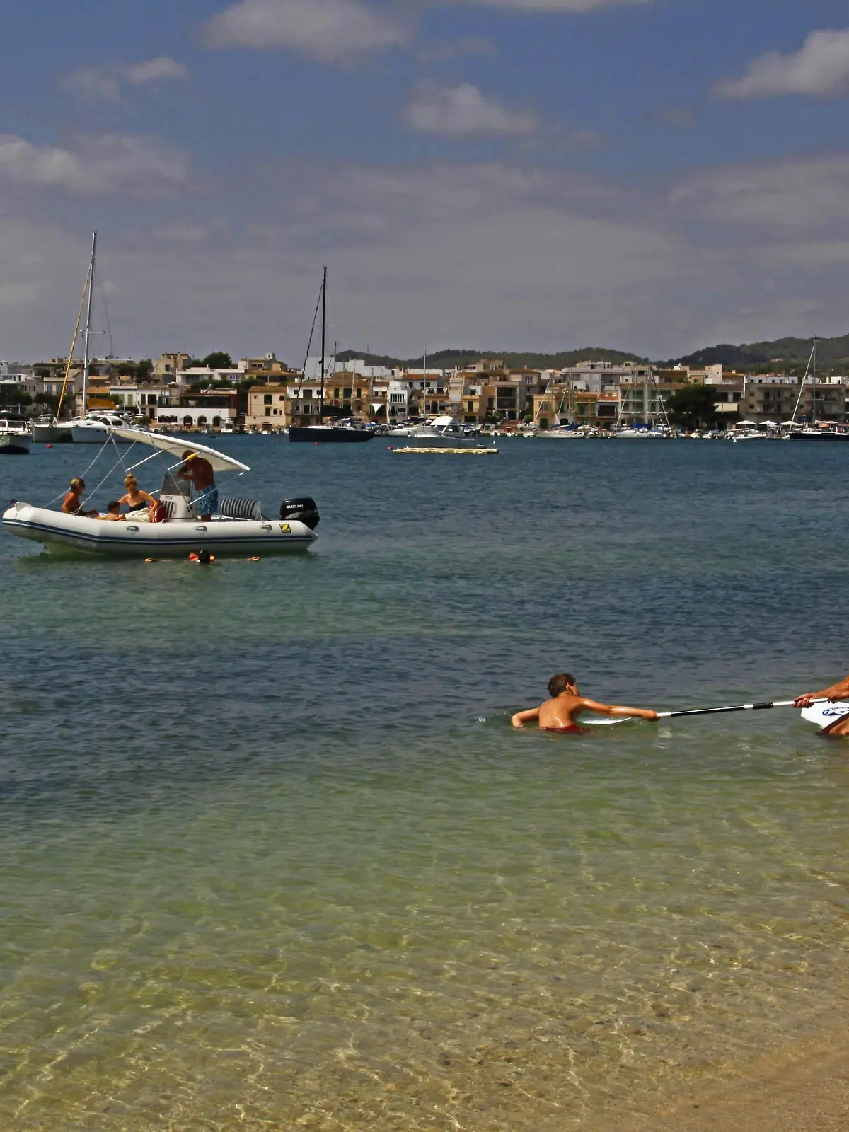 Familie auf Surfbrett, Strand, Portocolom, Mallorca, Balearen, Spanien | Verwendung weltweit