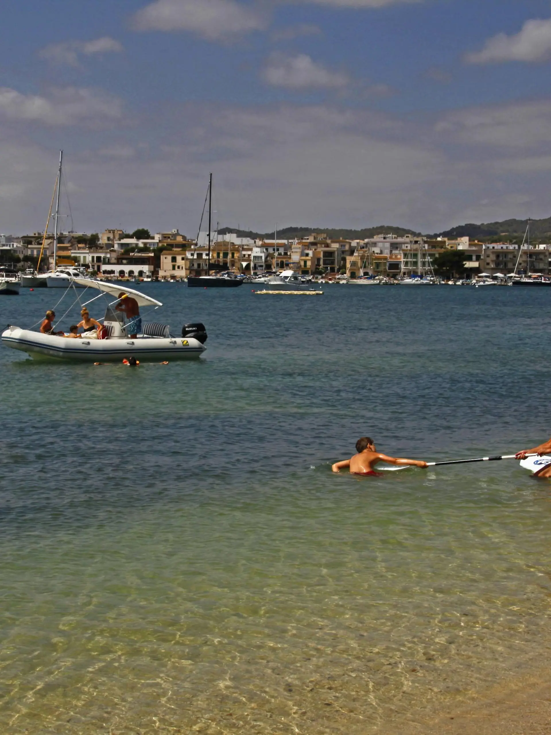 Familie auf Surfbrett, Strand, Portocolom, Mallorca, Balearen, Spanien | Verwendung weltweit