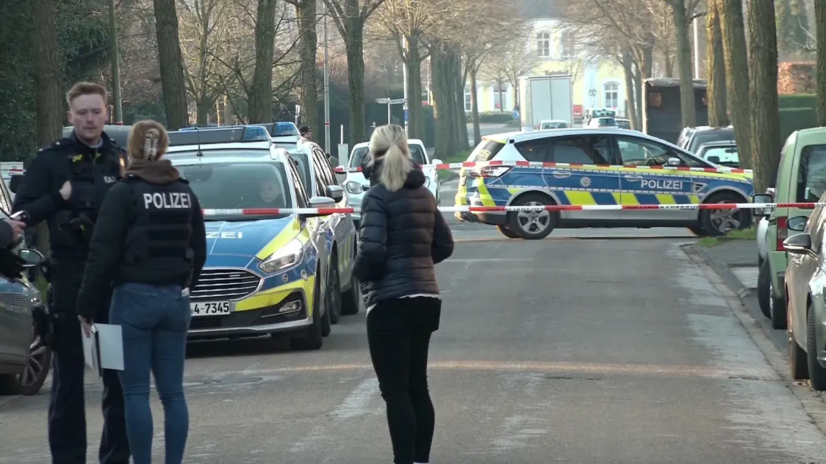 ARCHIV - 08.03.2024, Nordrhein-Westfalen, Ochtrup: Einsatzkräfte der Polizei stehen vor Absperrband auf einer Straße. (zu dpa: «Haftbefehl gegen 52-Jährigen nach Explosion in Ochtrup») Foto: David Poggemann/dpa +++ dpa-Bildfunk +++