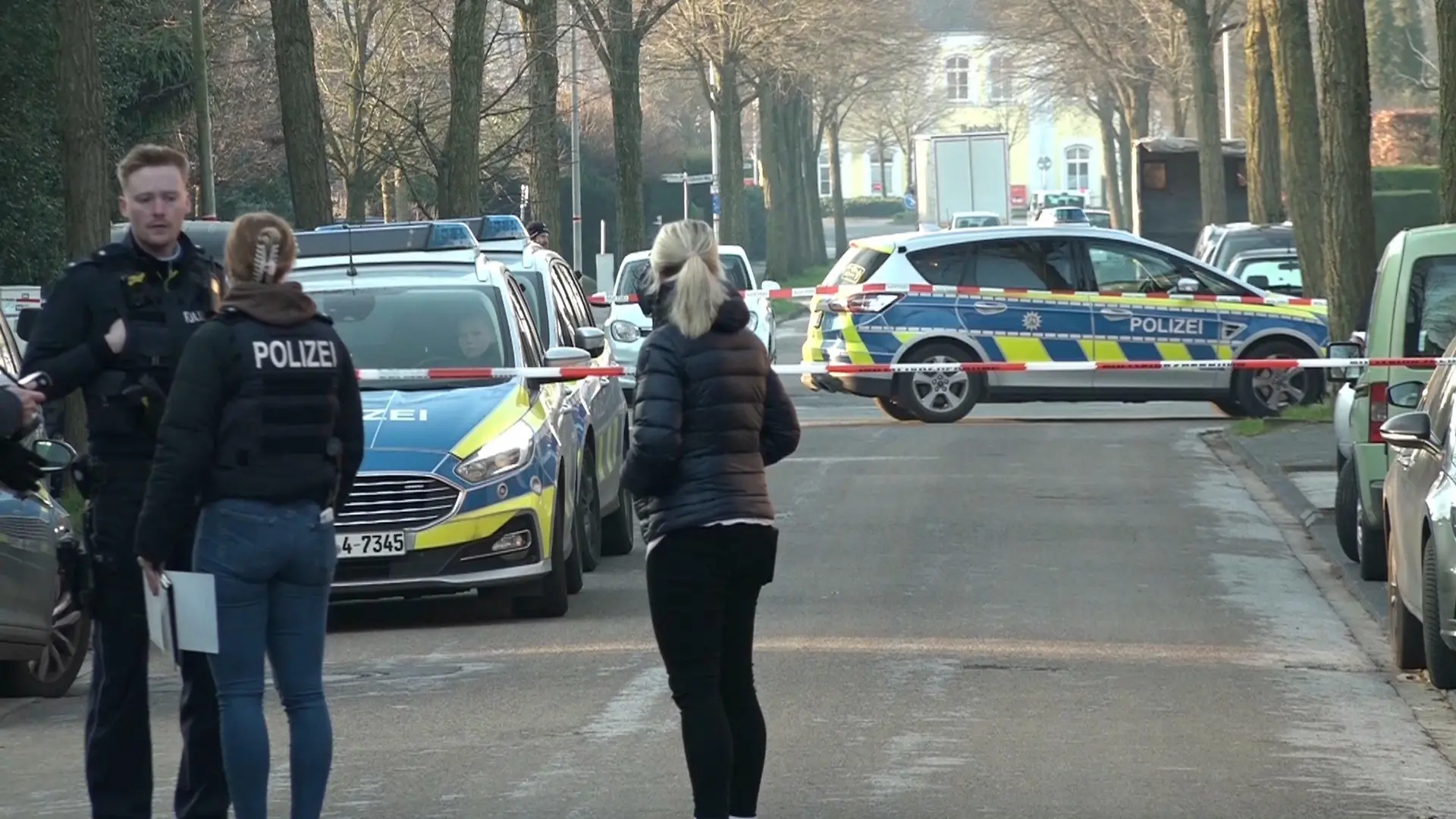 ARCHIV - 08.03.2024, Nordrhein-Westfalen, Ochtrup: Einsatzkräfte der Polizei stehen vor Absperrband auf einer Straße. (zu dpa: «Haftbefehl gegen 52-Jährigen nach Explosion in Ochtrup») Foto: David Poggemann/dpa +++ dpa-Bildfunk +++