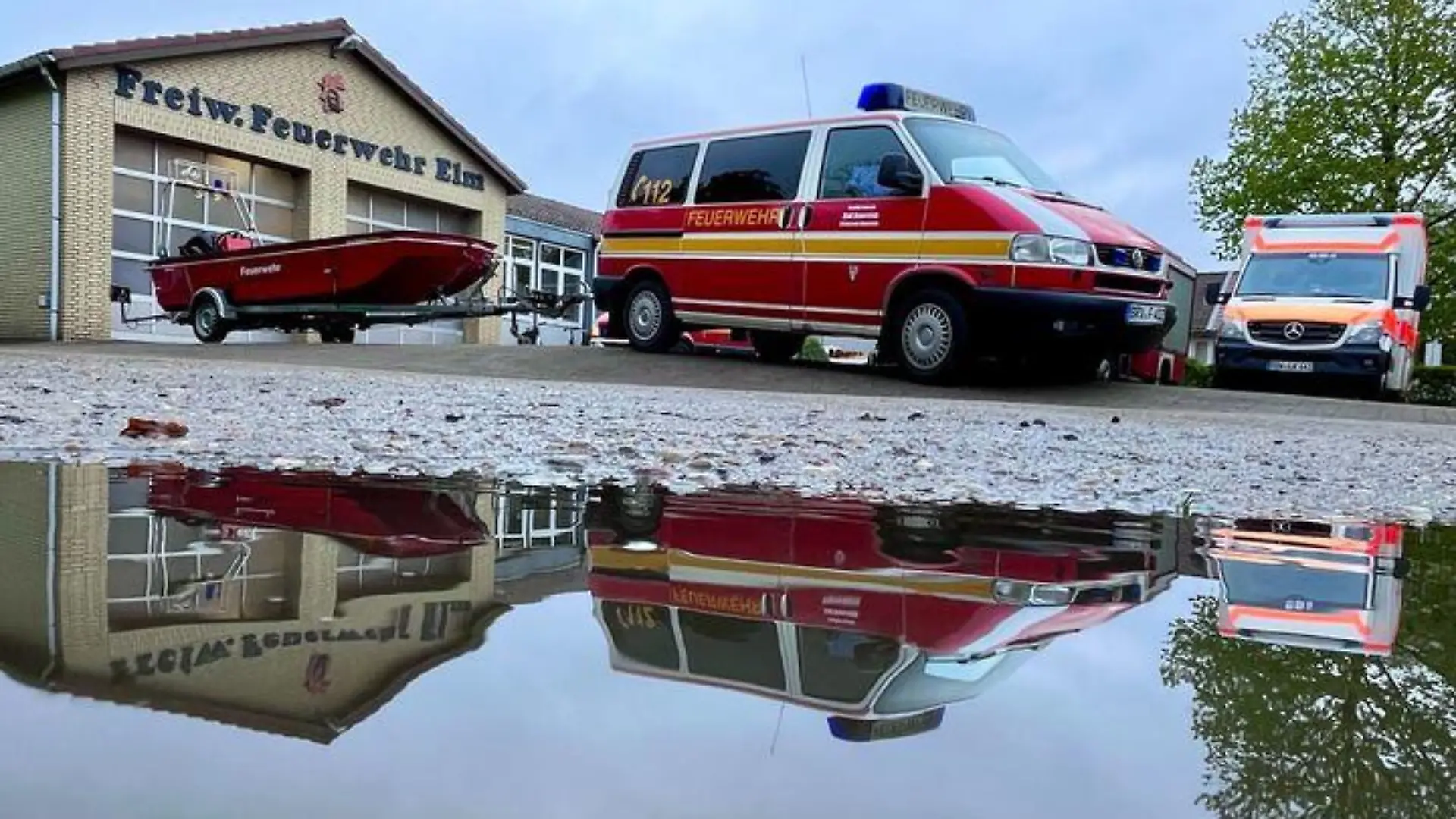 Einsatzkräfte mit Booten suchen nach Arian im nahegelegenen See.