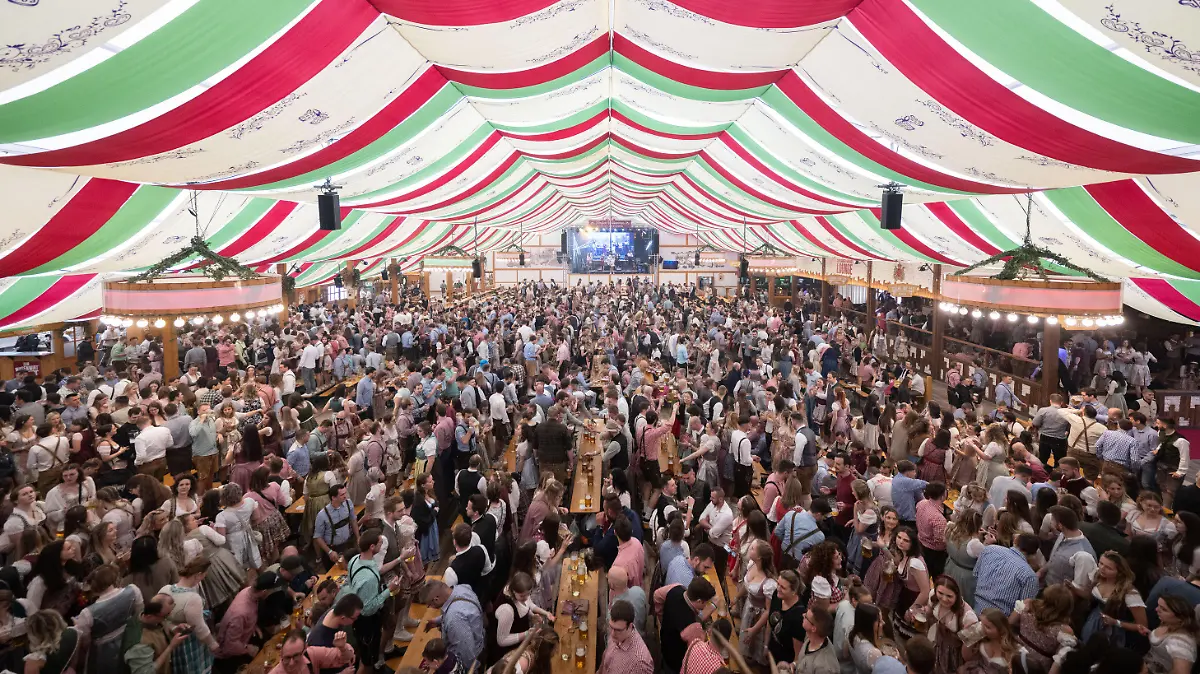 20.04.2024, Baden-Württemberg, Stuttgart: Besucher feiern in einem Festzelt des Stuttgarter Frühlingsfestes. Im Frühling startet die baden-württembergische Landeshauptstadt traditionell in die Festsaison. Foto: Marijan Murat/dpa +++ dpa-Bildfunk +++