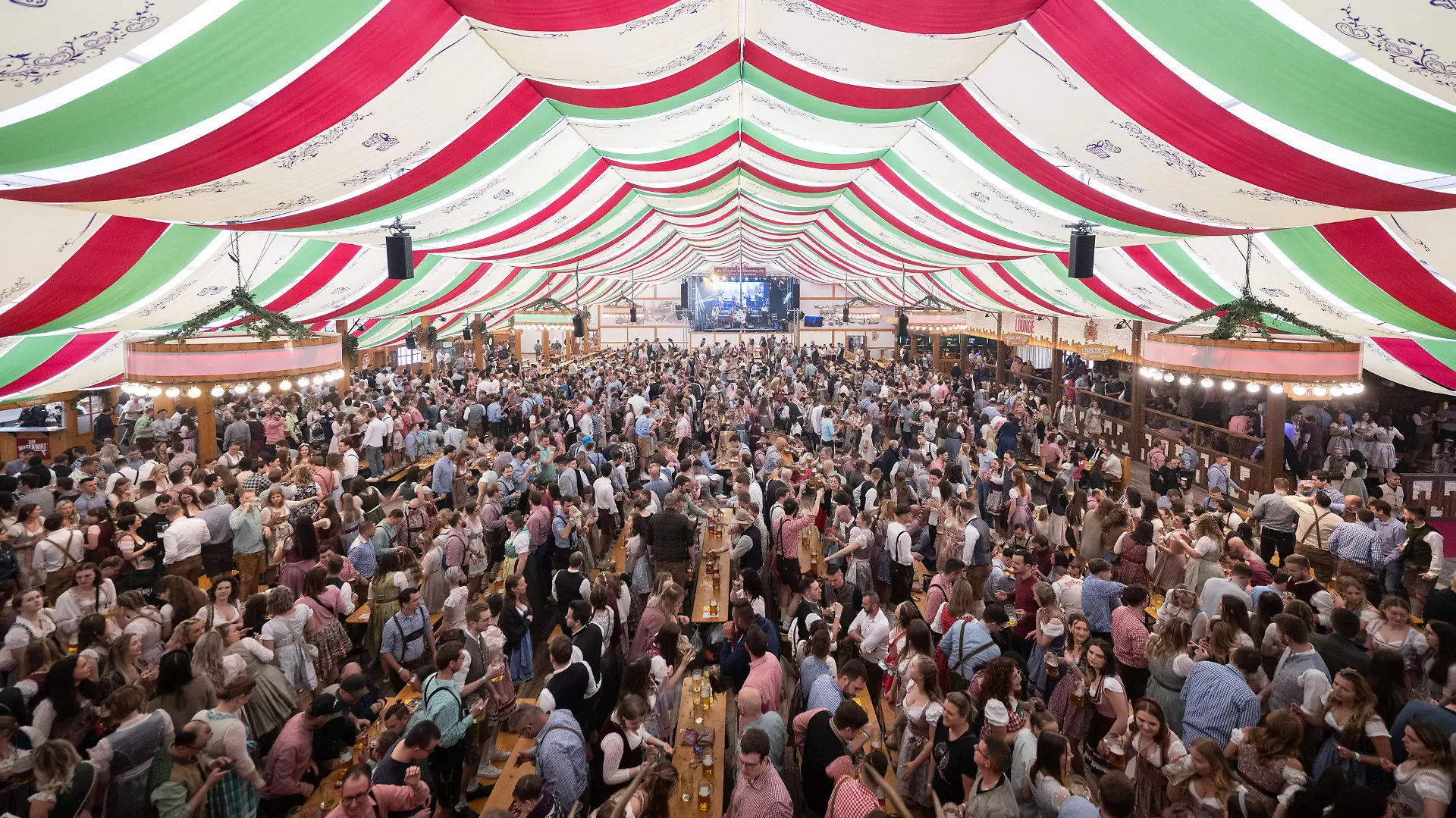 20.04.2024, Baden-Württemberg, Stuttgart: Besucher feiern in einem Festzelt des Stuttgarter Frühlingsfestes. Im Frühling startet die baden-württembergische Landeshauptstadt traditionell in die Festsaison. Foto: Marijan Murat/dpa +++ dpa-Bildfunk +++