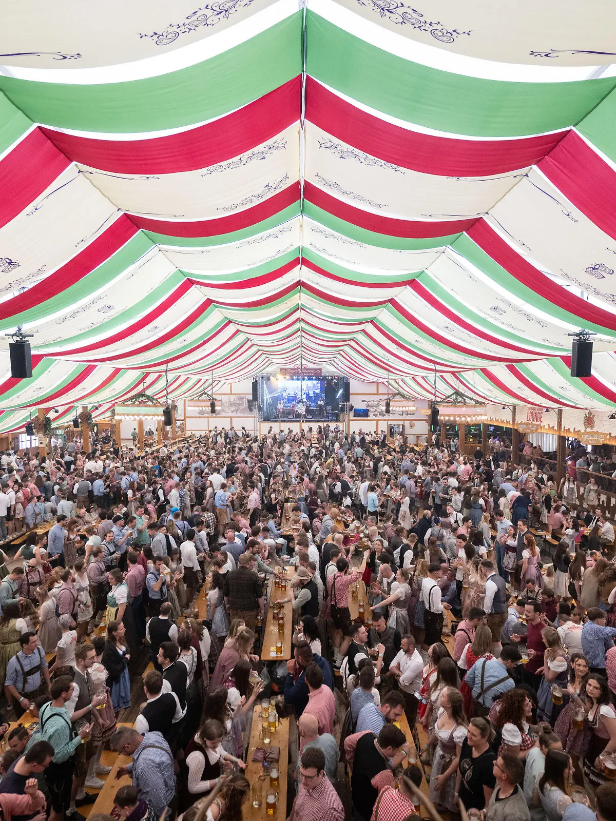 20.04.2024, Baden-Württemberg, Stuttgart: Besucher feiern in einem Festzelt des Stuttgarter Frühlingsfestes. Im Frühling startet die baden-württembergische Landeshauptstadt traditionell in die Festsaison. Foto: Marijan Murat/dpa +++ dpa-Bildfunk +++