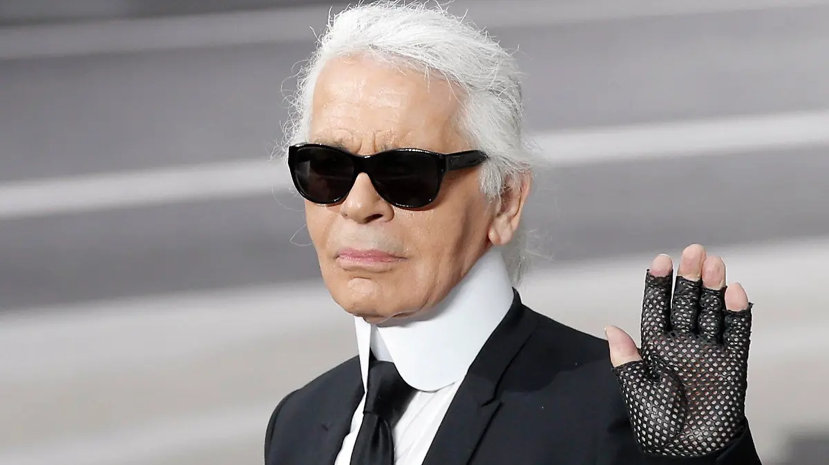 ARCHIV - 05.03.2013, Frankreich, Paris: Karl Lagerfeld hebt die Hand, als er den Applaus nach der Vorstellung seiner Herbst/Winter 2013-2014 Kollektion für Chanel entgegennimmt. (zu dpa: «Hamburg bekommt Karl-Lagerfeld-Promenade») Foto: Christophe Ena/AP/dpa +++ dpa-Bildfunk +++