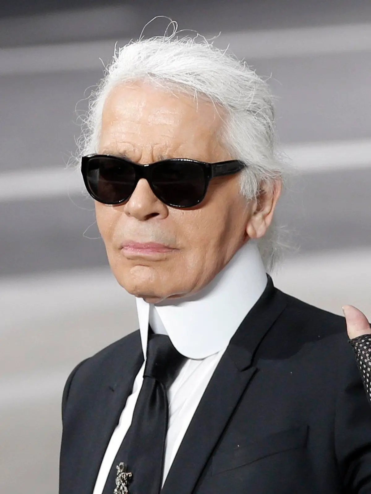 ARCHIV - 05.03.2013, Frankreich, Paris: Karl Lagerfeld hebt die Hand, als er den Applaus nach der Vorstellung seiner Herbst/Winter 2013-2014 Kollektion für Chanel entgegennimmt.  (zu dpa: «Hamburg bekommt Karl-Lagerfeld-Promenade») Foto: Christophe Ena/AP/dpa +++ dpa-Bildfunk +++