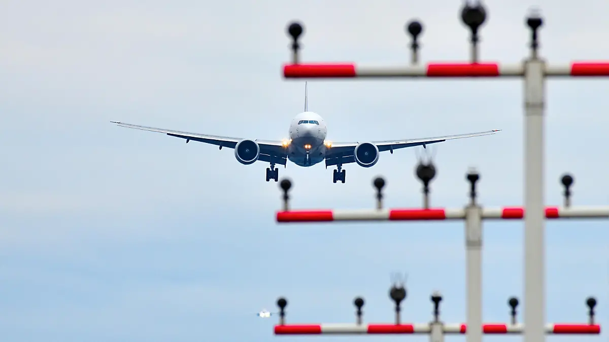 Flughafen Frankfurt am Main, gelandete Maschine der Lufthansa kurz vor dem Aufsetzen am Fraport.