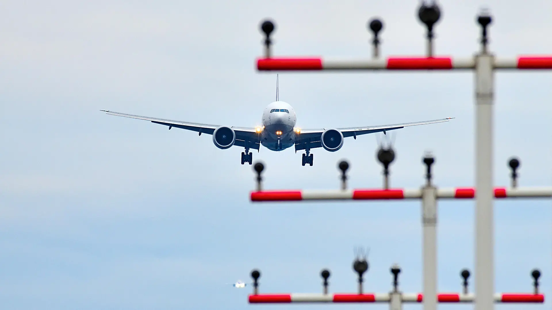 Flughafen Frankfurt am Main, gelandete Maschine der Lufthansa kurz vor dem Aufsetzen am Fraport.