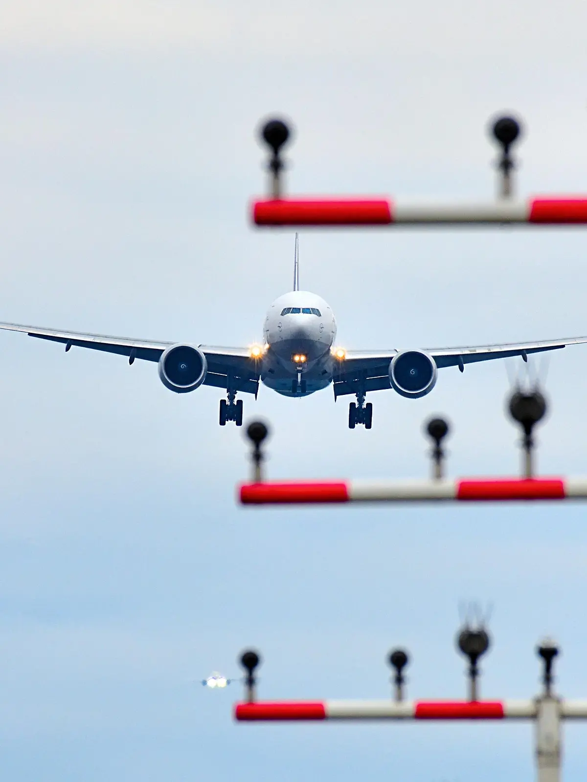 Flughafen Frankfurt am Main, gelandete Maschine der Lufthansa kurz vor dem Aufsetzen am Fraport.