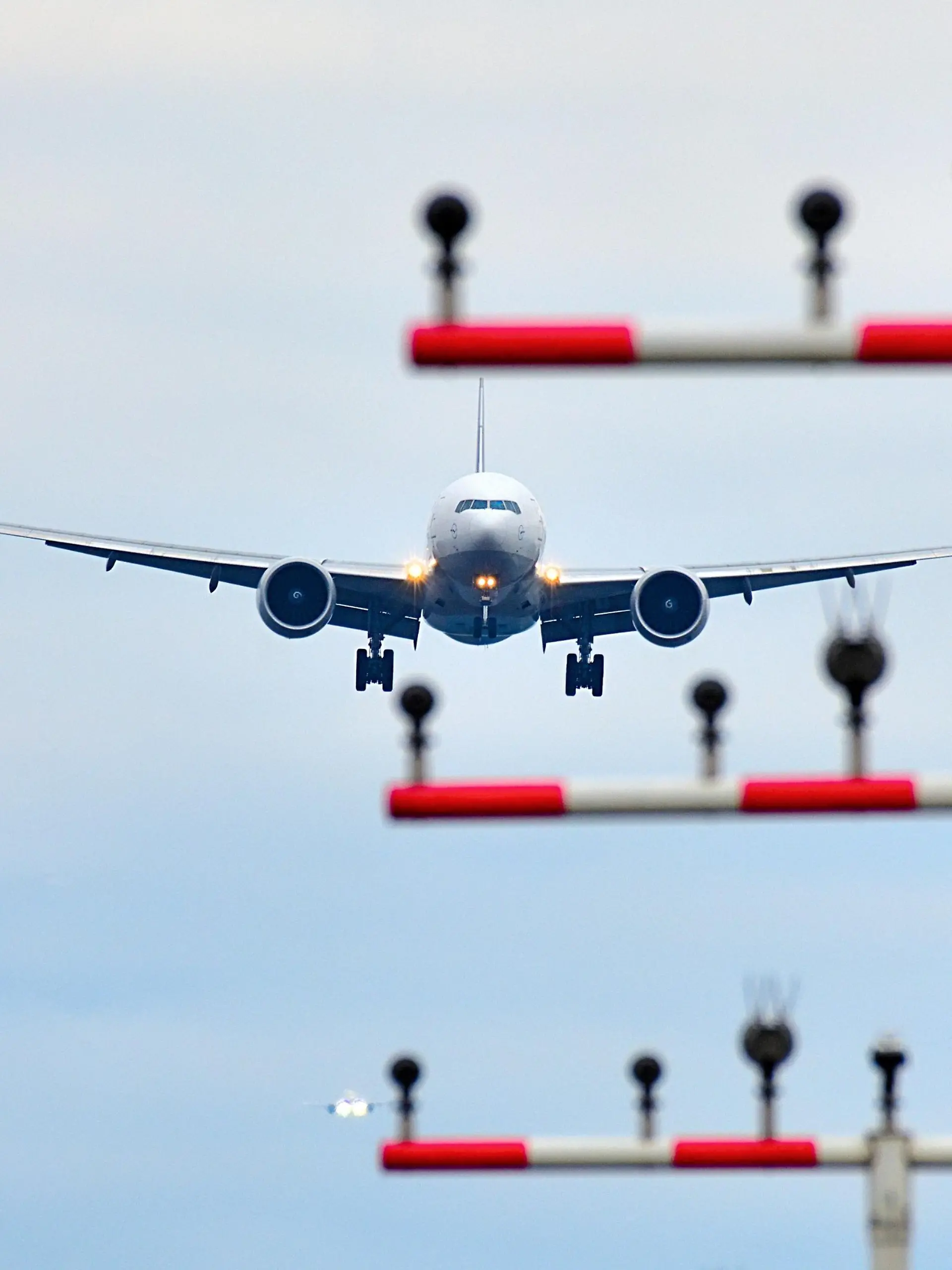 Flughafen Frankfurt am Main, gelandete Maschine der Lufthansa kurz vor dem Aufsetzen am Fraport.