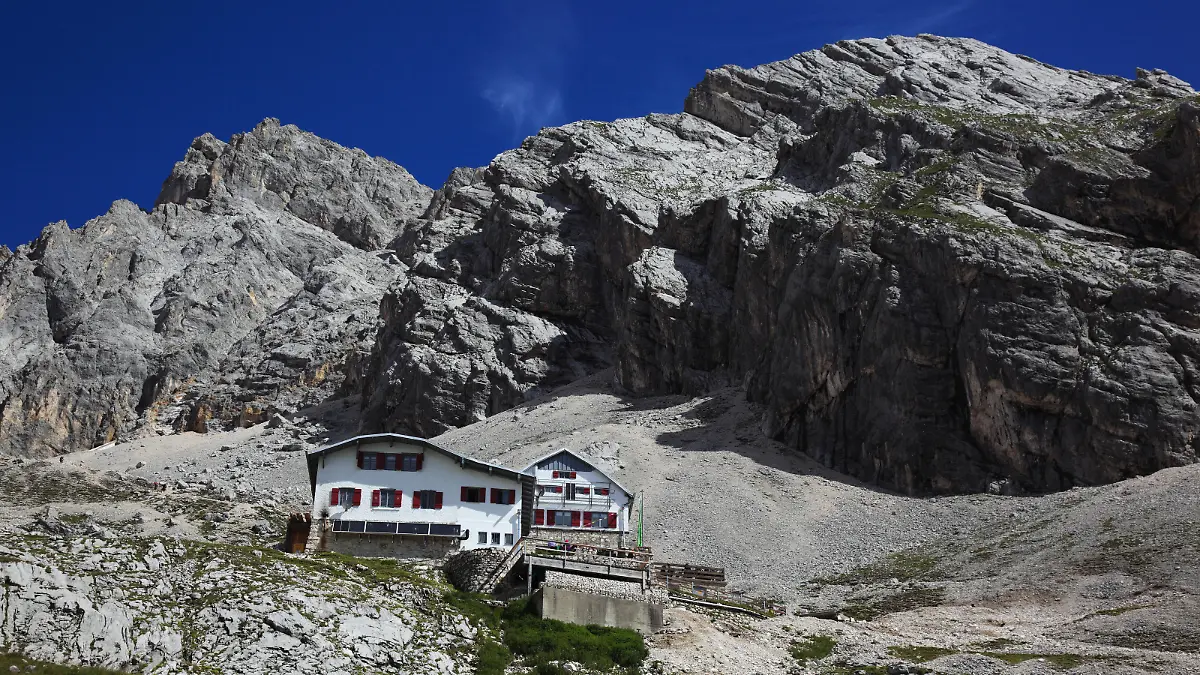 Die Knorrhütte des Deutschen Alpenvereins im Wettersteingebirge am Zugspitzplatt, Garmisch-Partenkirchen, Oberbayern, Deutschland, (Aufnahmedatum unverbindlich)