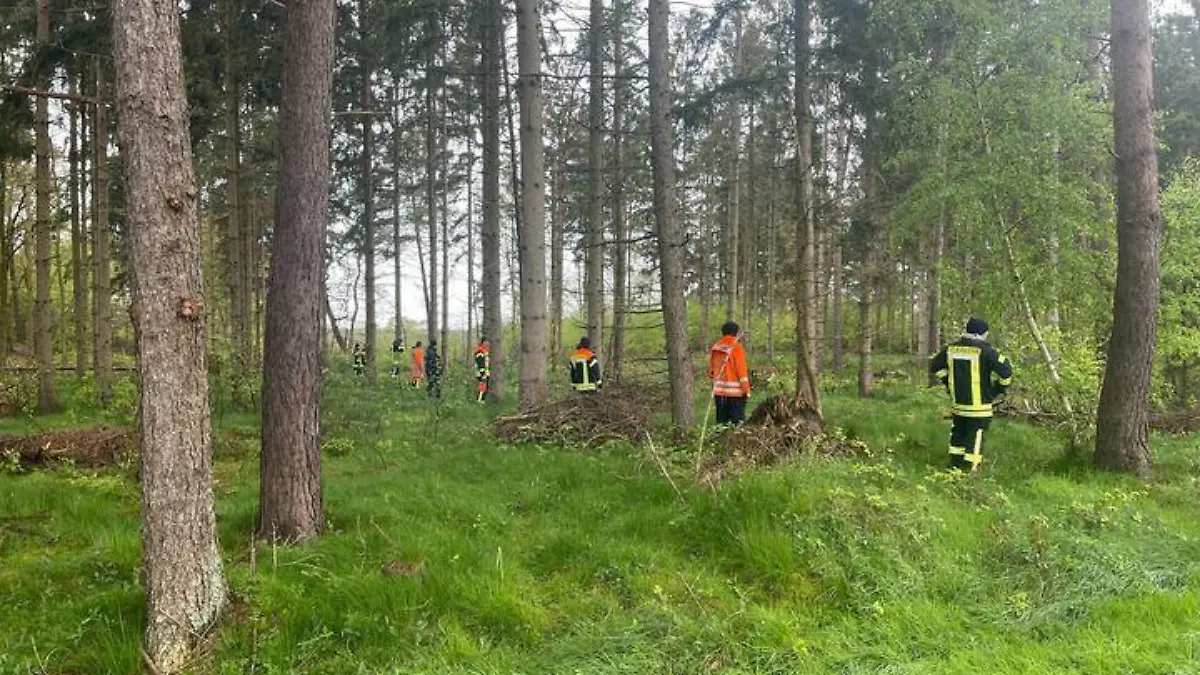 Arian wird im nahegelegenen Wald gesucht. Der Sechsjährige ist seit Montagabend verschwunden.
