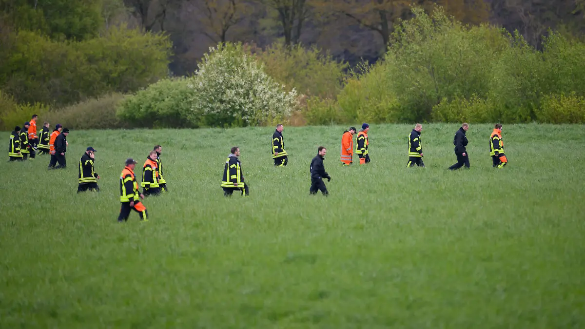 24.04.2024, Niedersachsen, Behrste: Einsatzkräfte der Polizei und Feuerwehr auf einem Feld im Einsatz. Von dem vermissten sechs Jahre alten Jungen aus dem niedersächsischen Bremervörde fehlt noch immer jede Spur. Foto: Daniel Reinhardt/dpa +++ dpa-Bildfunk +++
