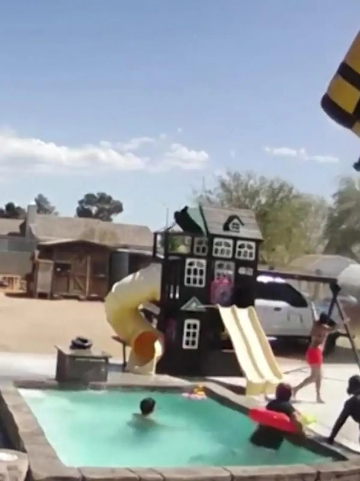 Dieser Staubteufel wirbelt alles durcheinander! 

Der eigentlich entspannte Tag im Pool zuhause endet fast in einer Katastrophe. Denn der Luftwirbel reißt zuerst die Hüpfburg der Familie mit und schließlich auch das Trampolin. Nur die Familie scheint so gut wie nichts aus der Ruhe zu bringen, wie die Familie reagiert, seht ihr im Video.