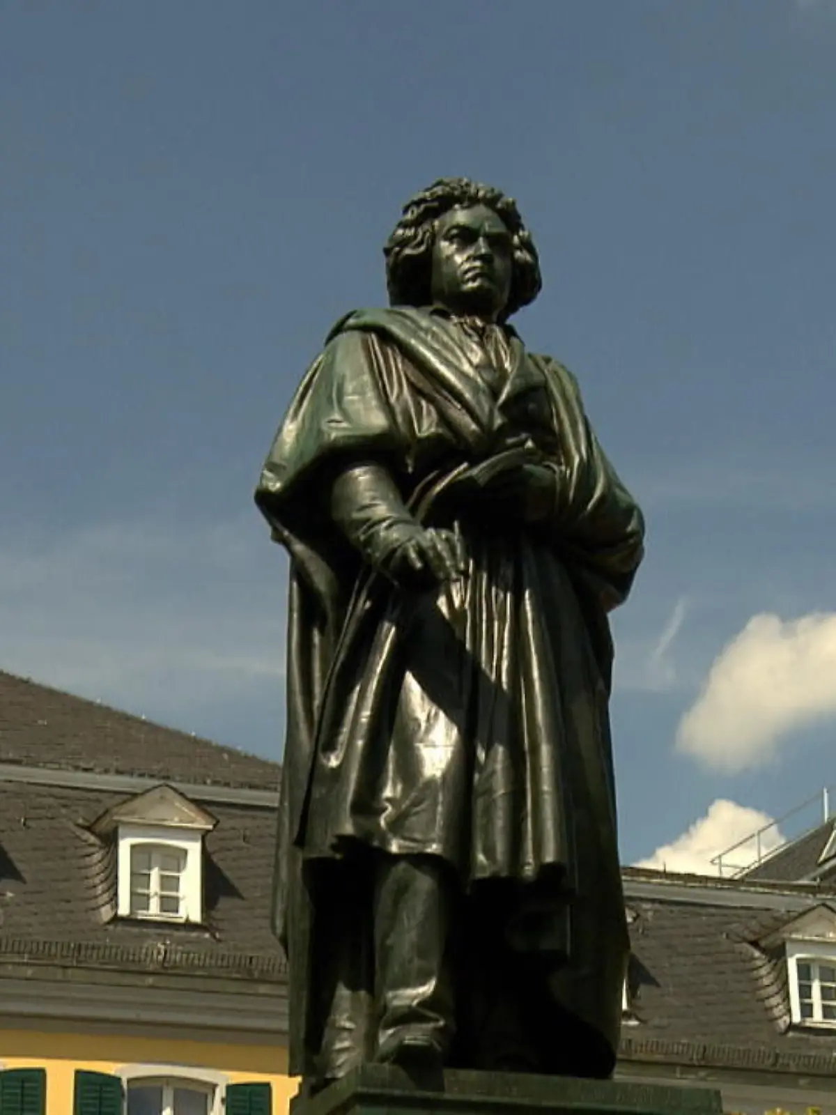 Am Wochenende feierte Bonn die Enthüllung der Beethoven-Statue. Die Menschen gaben sich alle Mühe, das Spektakel so authentisch wie möglich zu inszenieren. Denn vor 177 Jahren wurde das Denkmal offiziell eingeweiht. Deshalb schlüpften die Menschen in historische Kostüme, Bonner Prominente übernahmen die Rollen von historischen Persönlichkeiten. Das Fest sollte eigentlich schon vor zwei Jahren stattfinden. Wegen Corona fiel es aber aus.