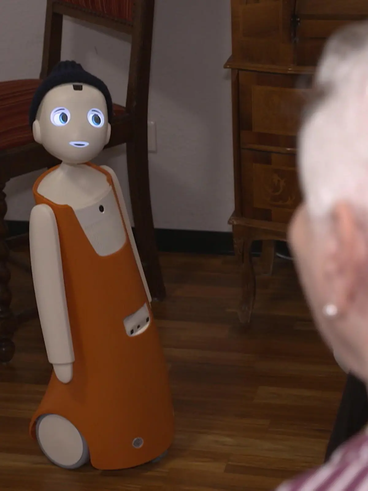 Sind Roboter der Ausweg aus der Pflegenot? Die Lage in Altenheimen wird immer dramatischer. Es mangelt fast überall am Fachpersonal. Besonders für Zwischenmenschliches bleibt Pflegern wenig Zeit. Die Lösung eines Mannheimer Altenheims ist der Einsatz vom Pflegeroboter Oskar. Wenn der Besuch der Angehörigen im Altenheim ausbleibt und die Pflegekraft keine Zeit hat, dann ist Oskar für die Bewohner da. Er fragt, wie es den Menschen geht und erzählt Geschichten und Witze. Den älteren Bewohnern gefällt’s. „Es ist ein Freund für uns. Wenn er kommt, zu uns auf die Station, ist er immer willkommen.“, so die 88- jährige Pflegeheimbewohnerin Irene Müller