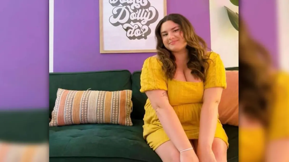 Die Hellseherin Hannah Carroll sitzt auf einer Couch