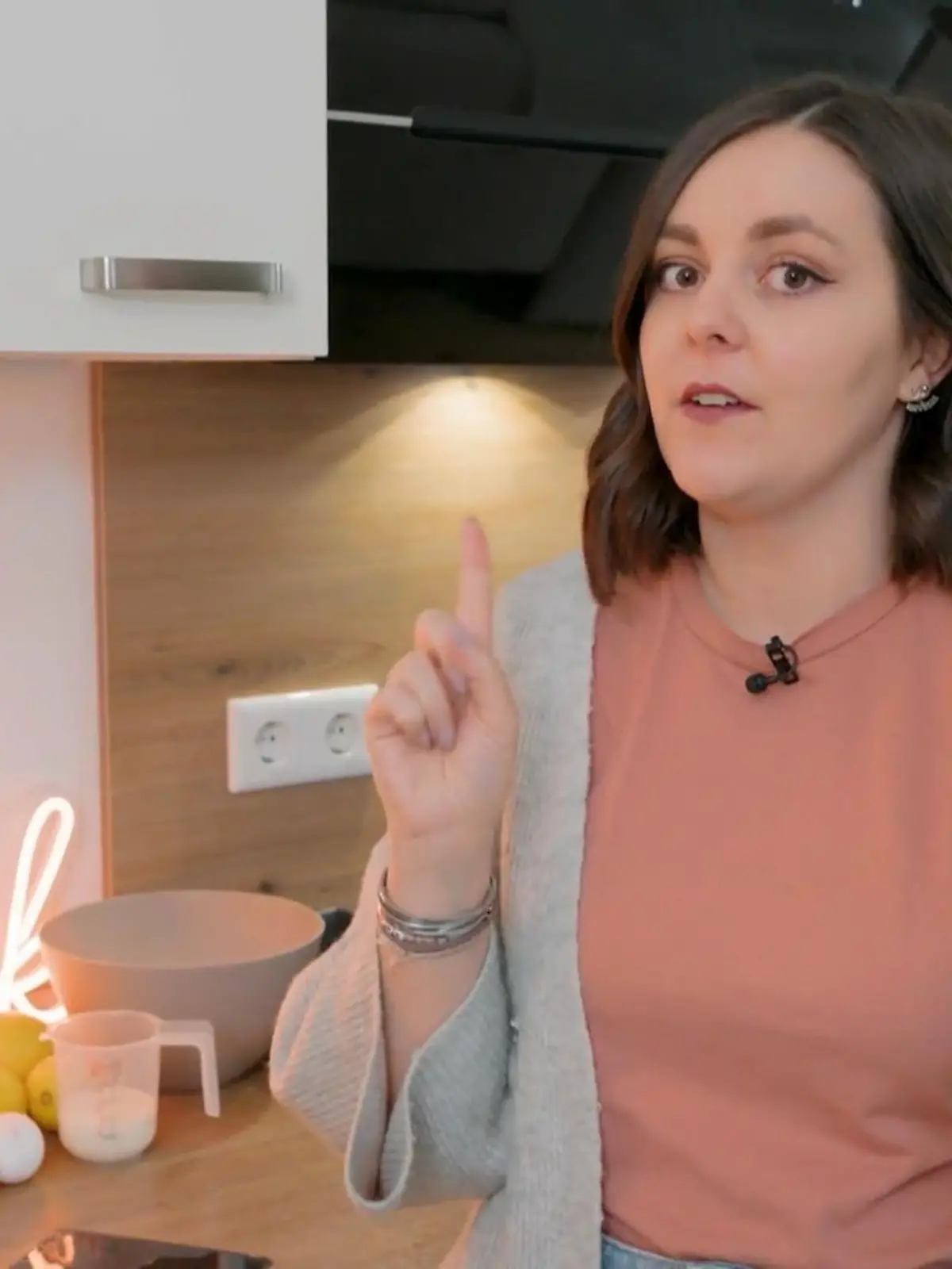 Unsere Hack-Checkerin Giulia Asbeck hat wieder Tipps für uns: Zum Beispiel wie wir Leberwurst richtig aufs Brot schmieren. Einen im Netz beliebten Knoblauchschäl-Hack nimmt Giulia ebenfalls unter die Lupe. Und auch wie ihr am effektivsten Zitronensaft gewinnt, erfahrt ihr im Video!