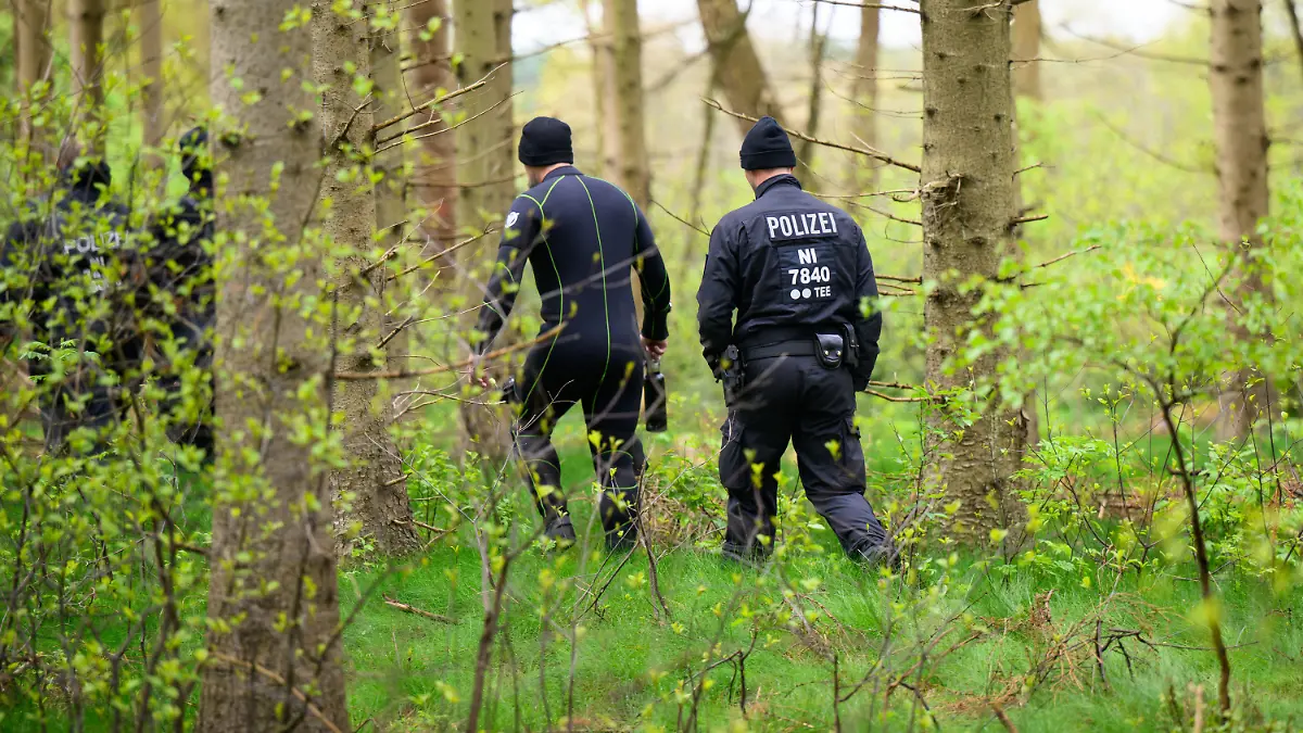 24.04.2024, Niedersachsen, Behrste: Eine Tauchereinheit der Polizei geht durch ein Waldstück. Von dem vermissten sechs Jahre alten Jungen aus dem niedersächsischen Bremervörde fehlt noch immer jede Spur. Foto: Daniel Reinhardt/dpa +++ dpa-Bildfunk +++