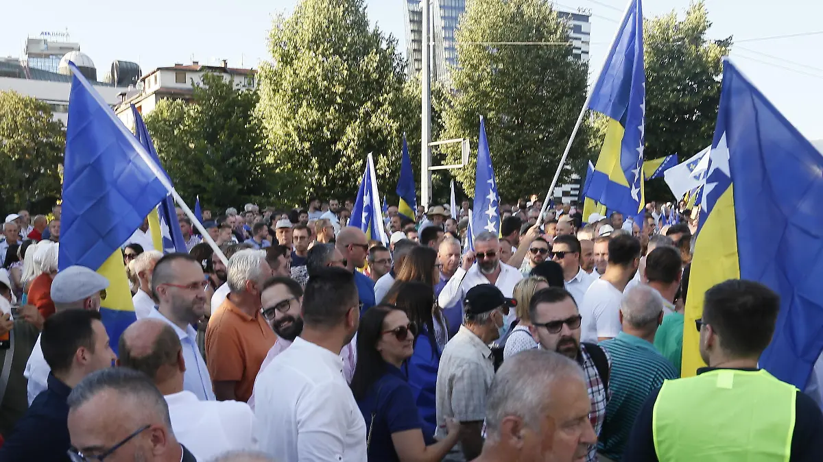 SARAJEVO, BOSNIA AND HERZEGOVINA - JULY 25: People gather to stage a demonstration on alleged amendment of the Election Law of Bosnia and Herzegovina on July 25, 2022. Denis Zuberi / Anadolu Agency