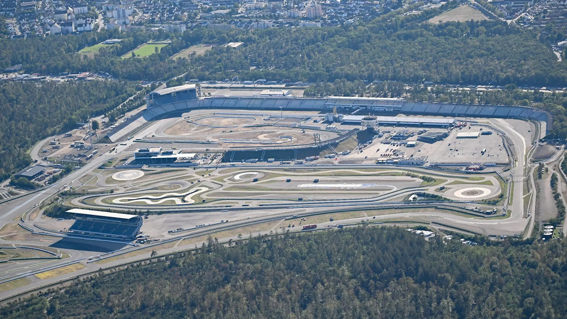 Blick auf das Motodrom auf dem Hockenheimring, aufgenommen aus einem Flugzeug.