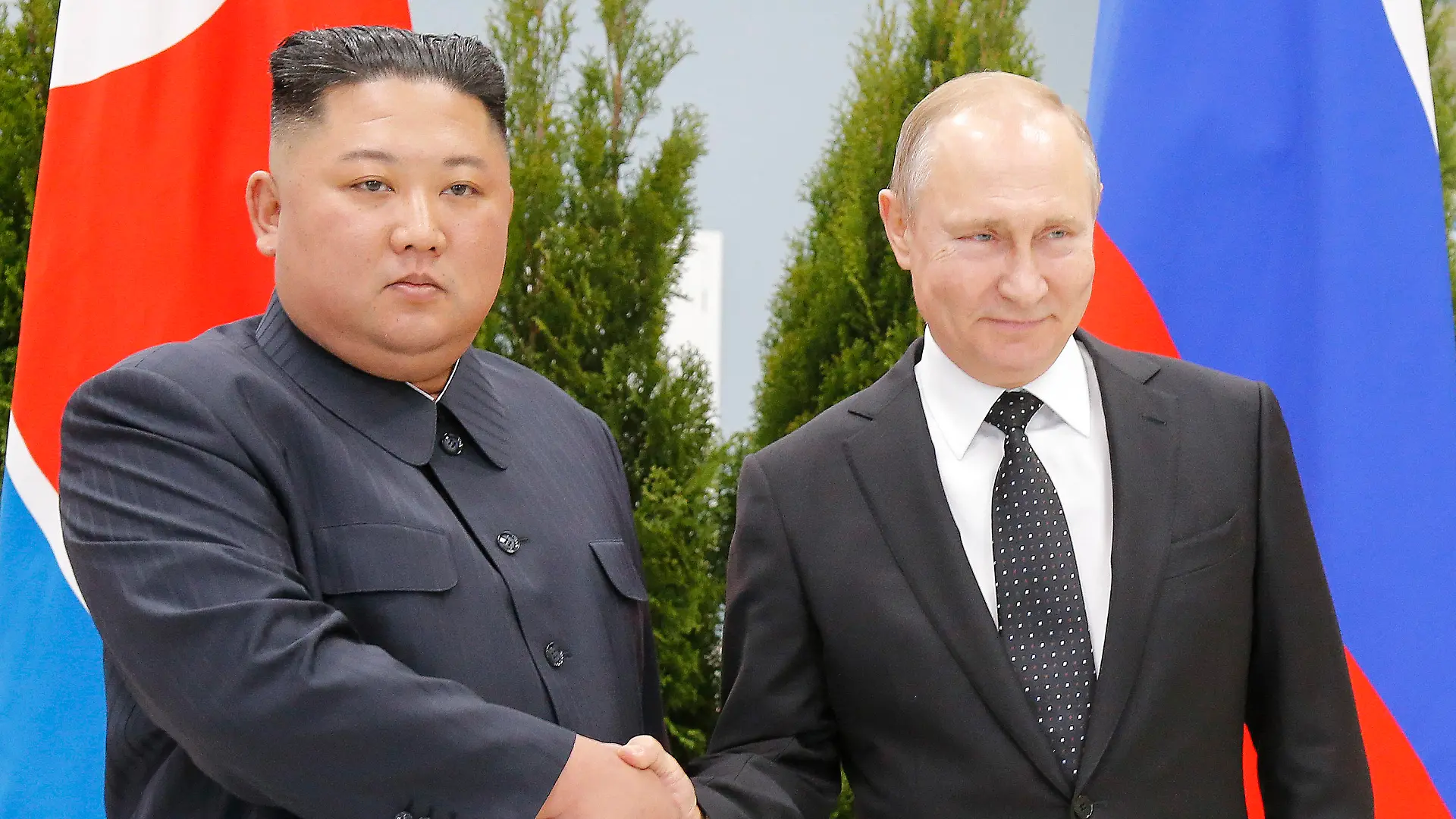 ARCHIV - 25.04.2019, Russland, Vladivostok: Kim Jong Un, Machthaber von Nordkorea, und Wladimir Putin, Präsident von Russland, geben einander die Hand bei ihrem ersten gemeinsamen Gipfel in der Far Eastern State University. Putin habe in einer Grußbotschaft an Kim zum Tag der Befreiung Koreas von der japanischen Kolonialherrschaft geschrieben, dass beide Seiten eine Tradition der bilateralen Freundschaft und Zusammenarbeit verbinde, berichteten nordkoreanische Staatsmedien am Montag. Foto: Alexander Zemlianichenko/AP/dpa +++ dpa-Bildfunk +++
